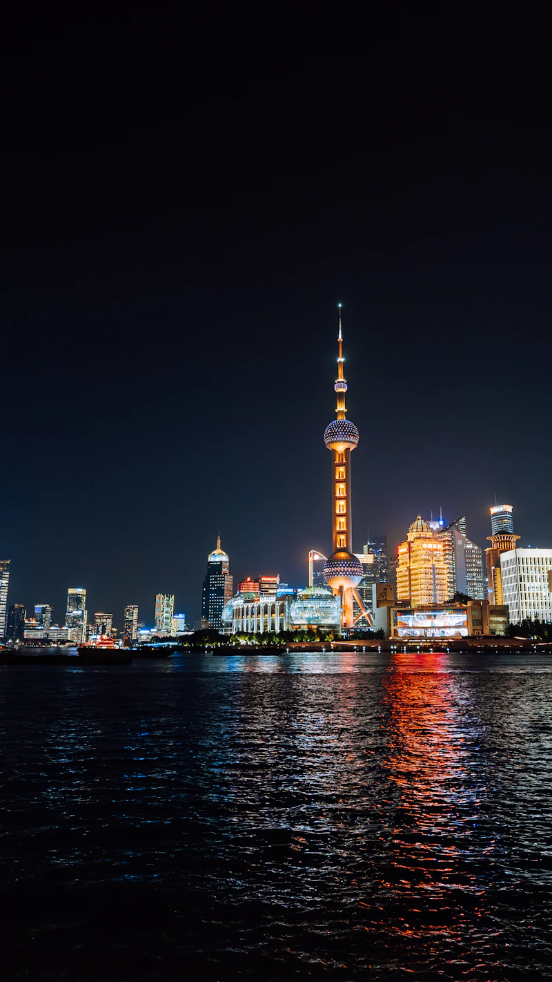 Fotografie: zgârie-norii luminați din Shanghai, pe malul râului Huangpu, noaptea