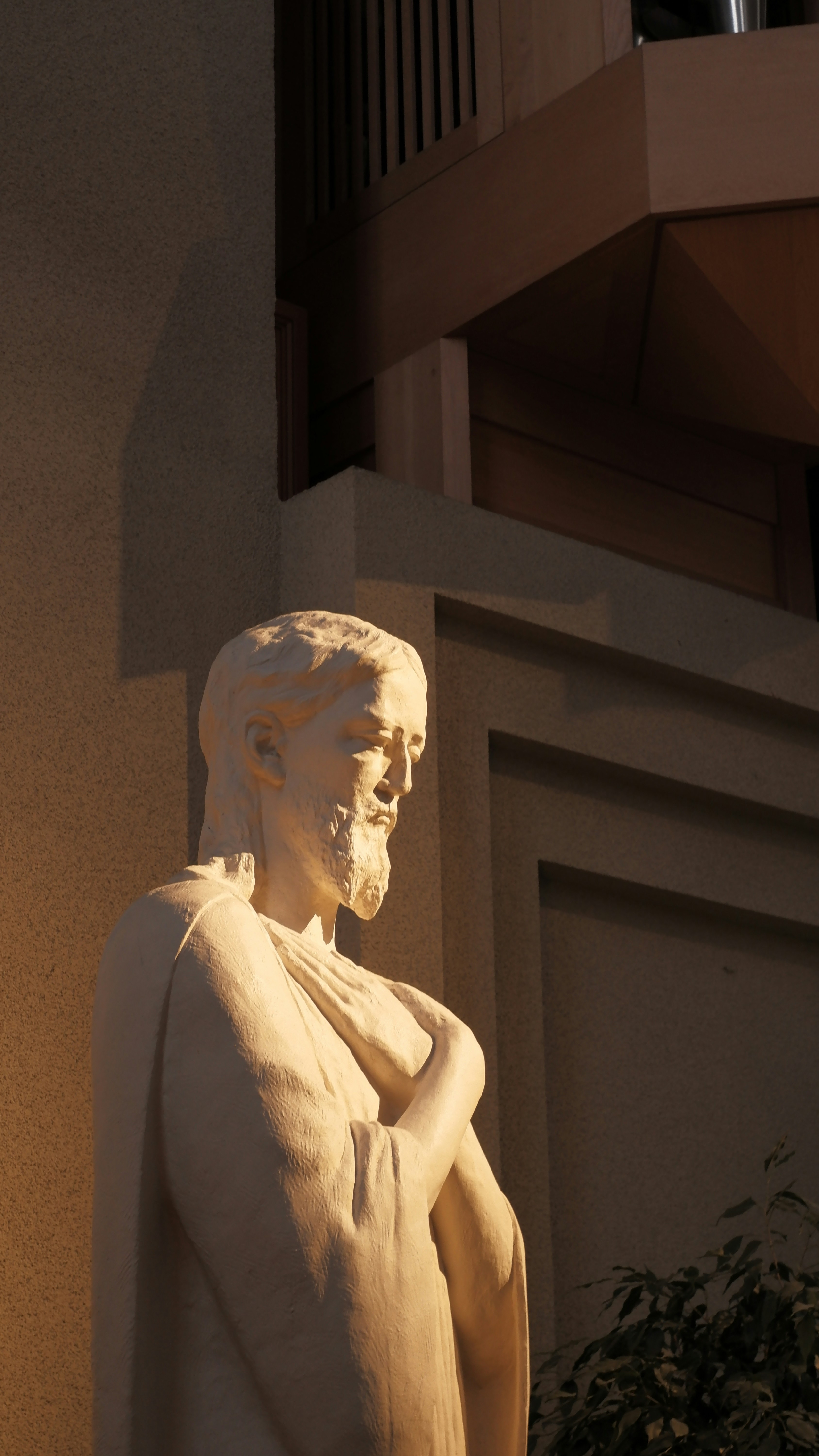 Statua di pietra di Gesù Cristo con le mani incrociate