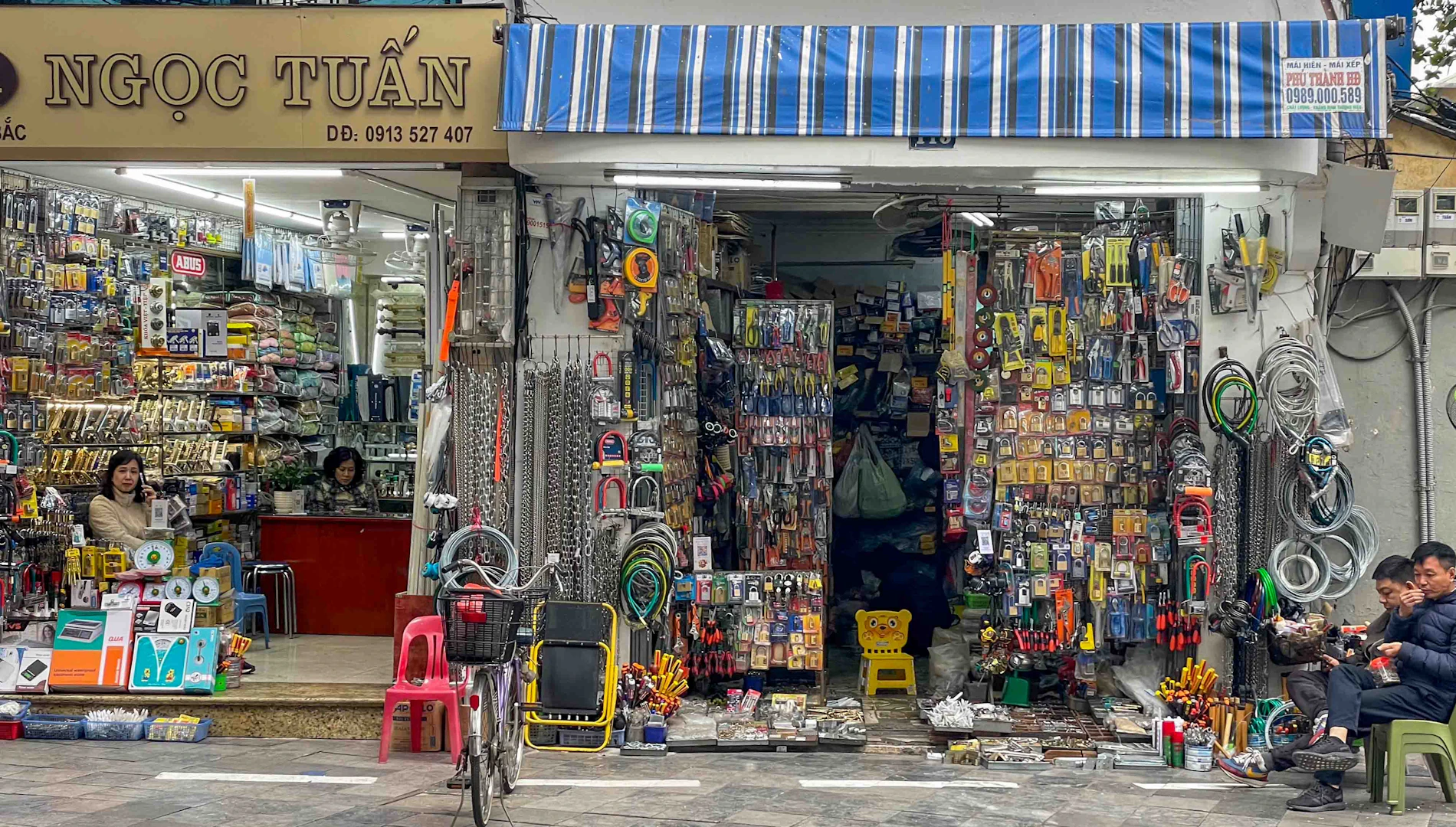 Magazin cu rafturi pline de scule, feronerie și accesorii pentru bricolaj