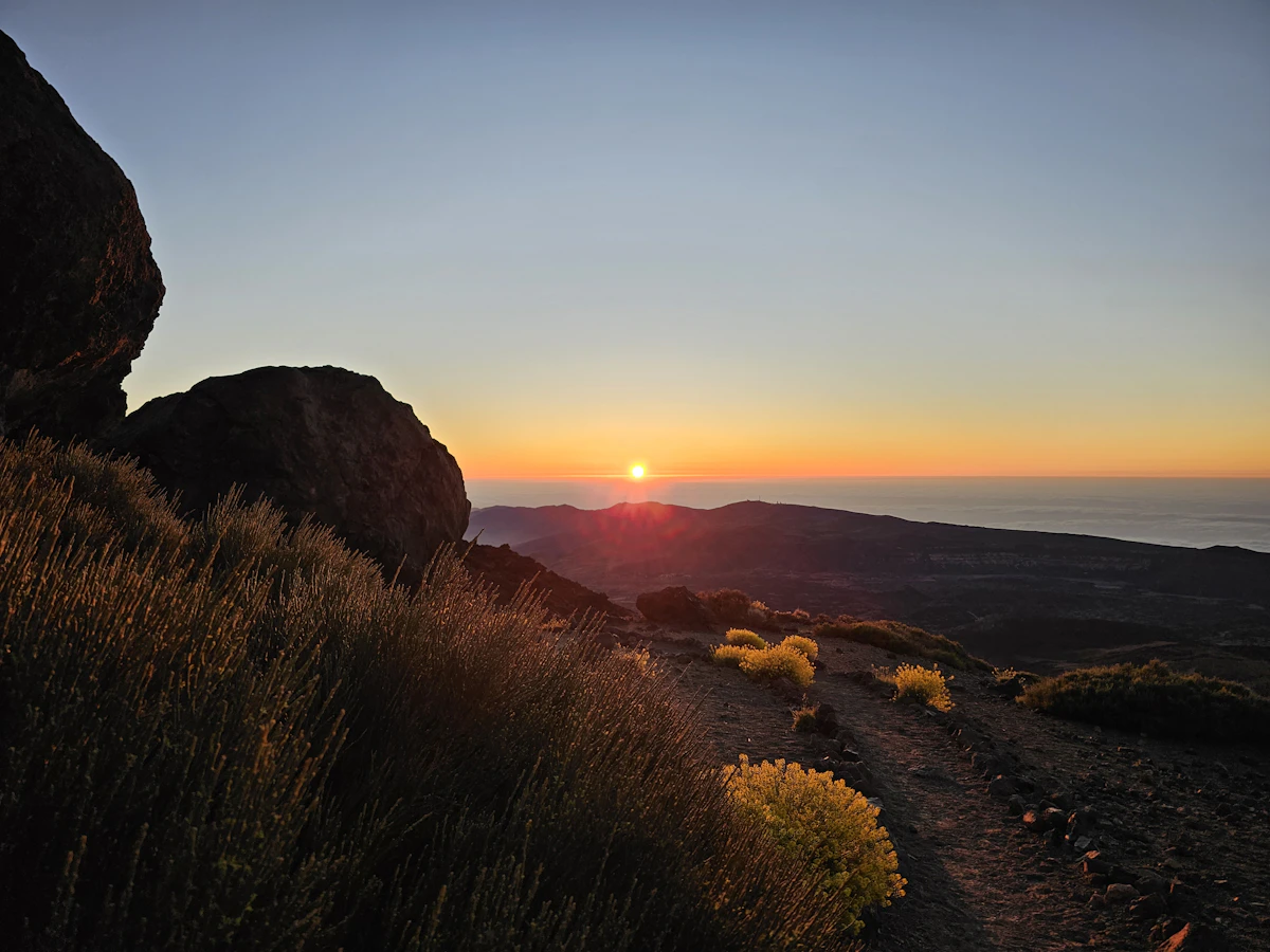 Sonnenaufgang über einer Berglandschaft als Symbol für einen vorsichtigen neuen Anfang