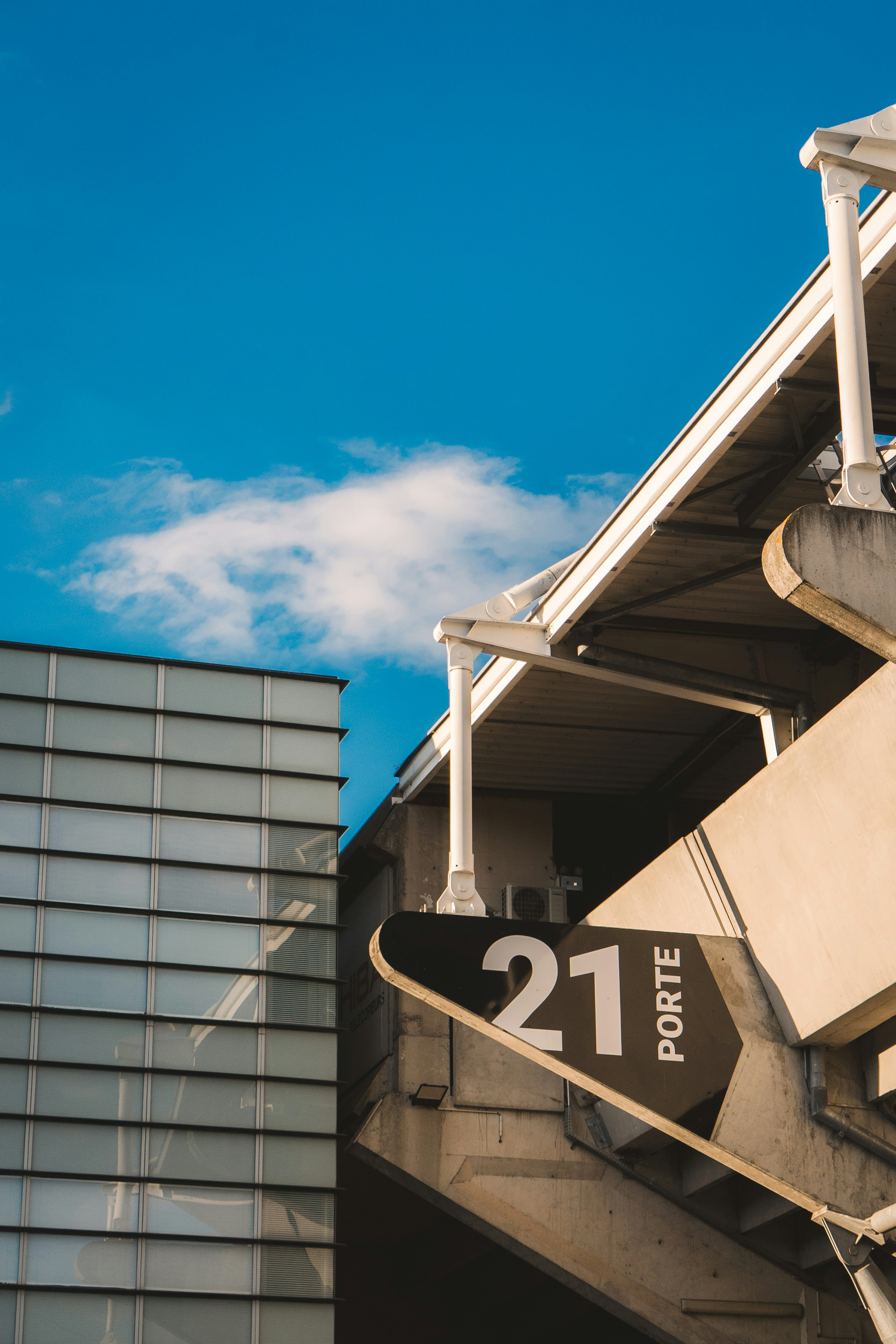 Modern building with a sign for "porte 21"