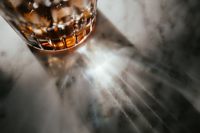 어두운 바 위의 위스키 잔 - 상급 남자 향수 저녁 무드