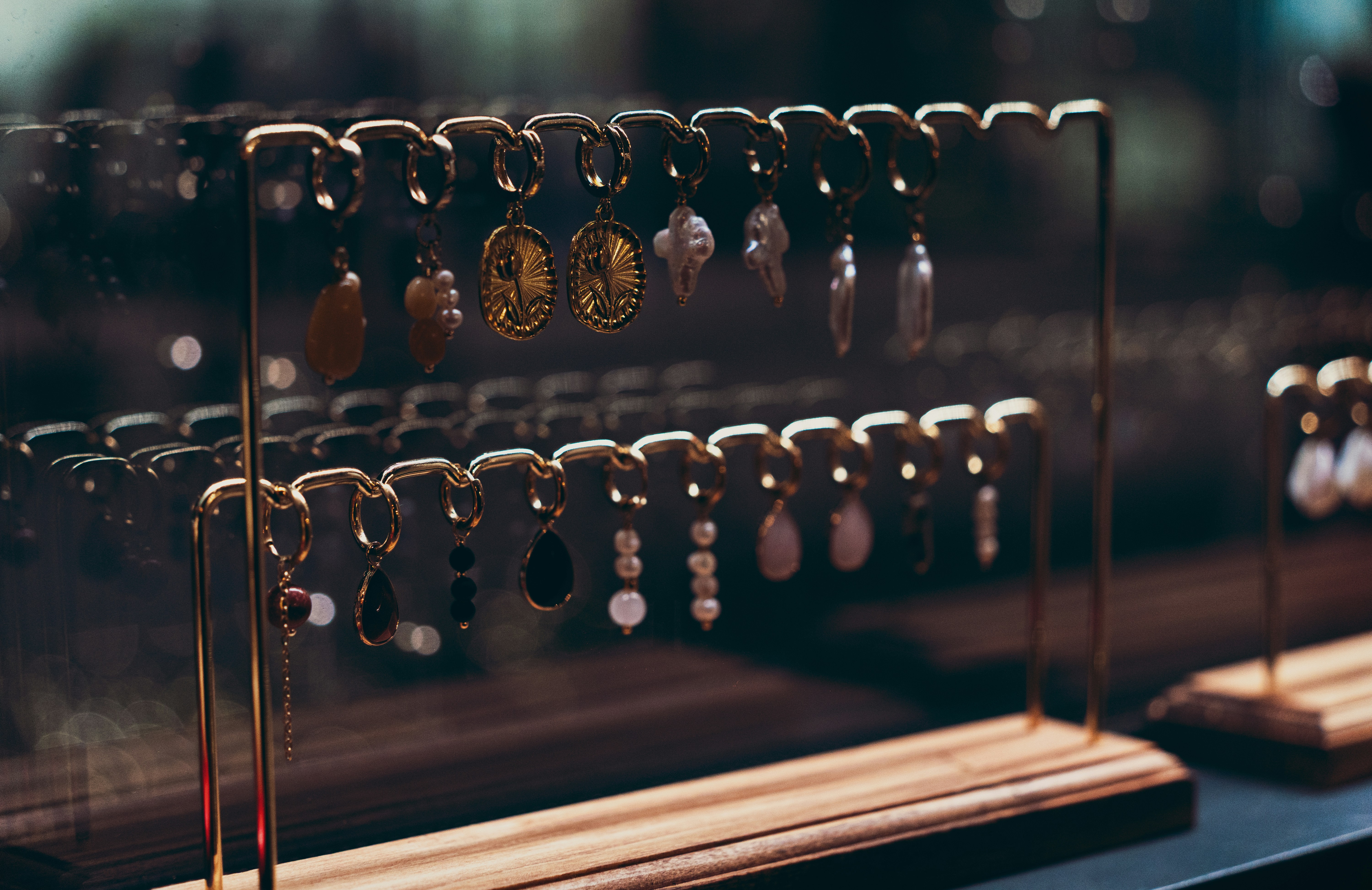 Eine Auswahl an Ohrringen, die auf Ständen ausgestellt sind.