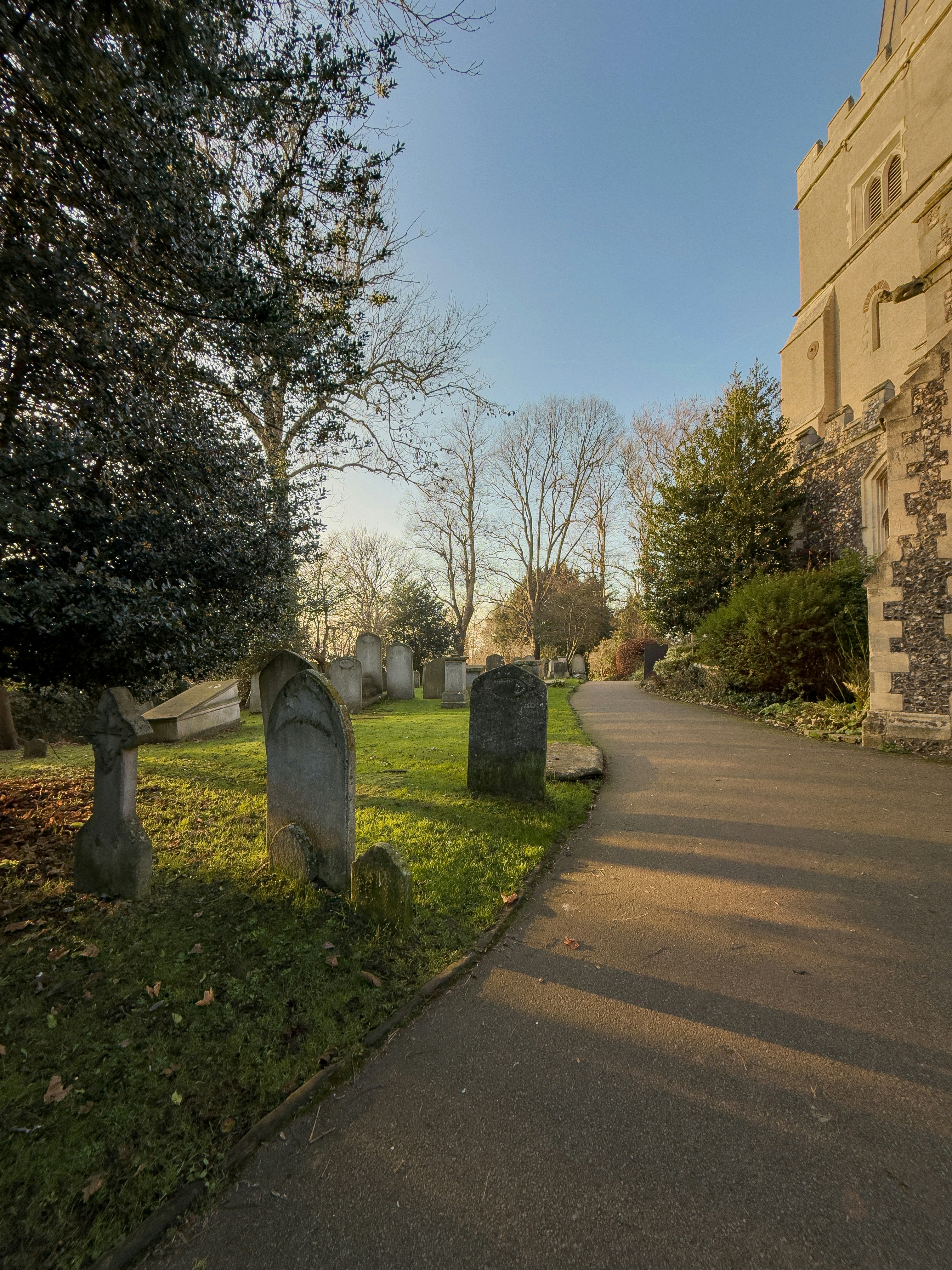 Friedhofsweg neben einem alten Steingebäude