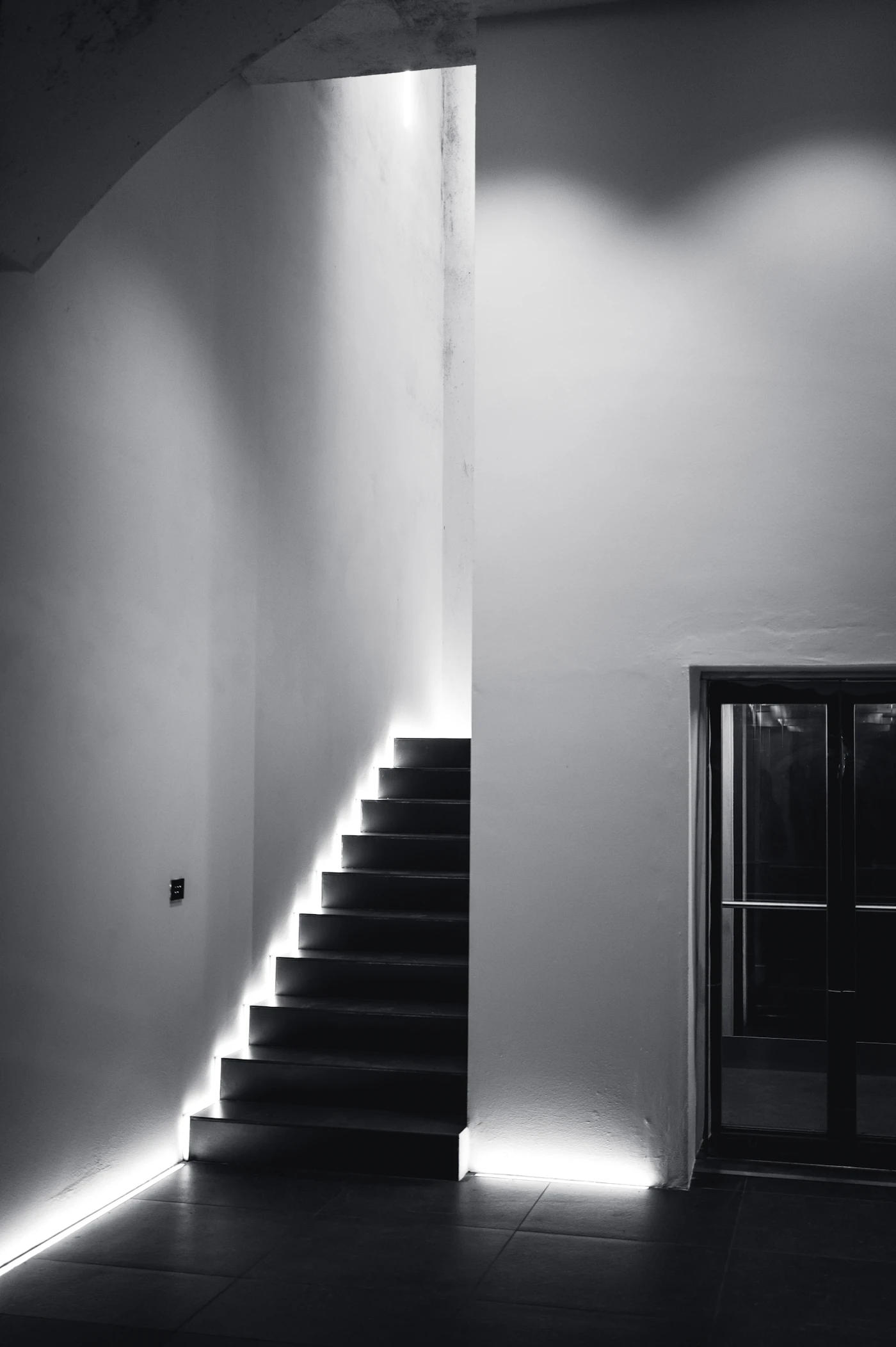 Escada minimalista com iluminação arquitetônica