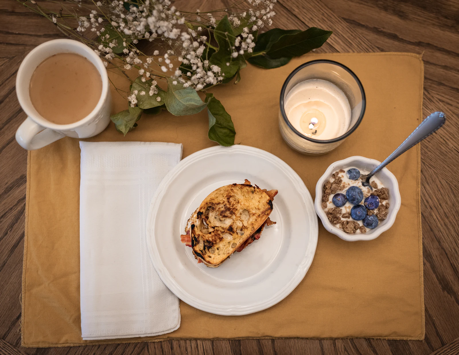 Frühstück mit Toast, Joghurt und Kaffee als Symbol für einen neuen rauchfreien Morgen