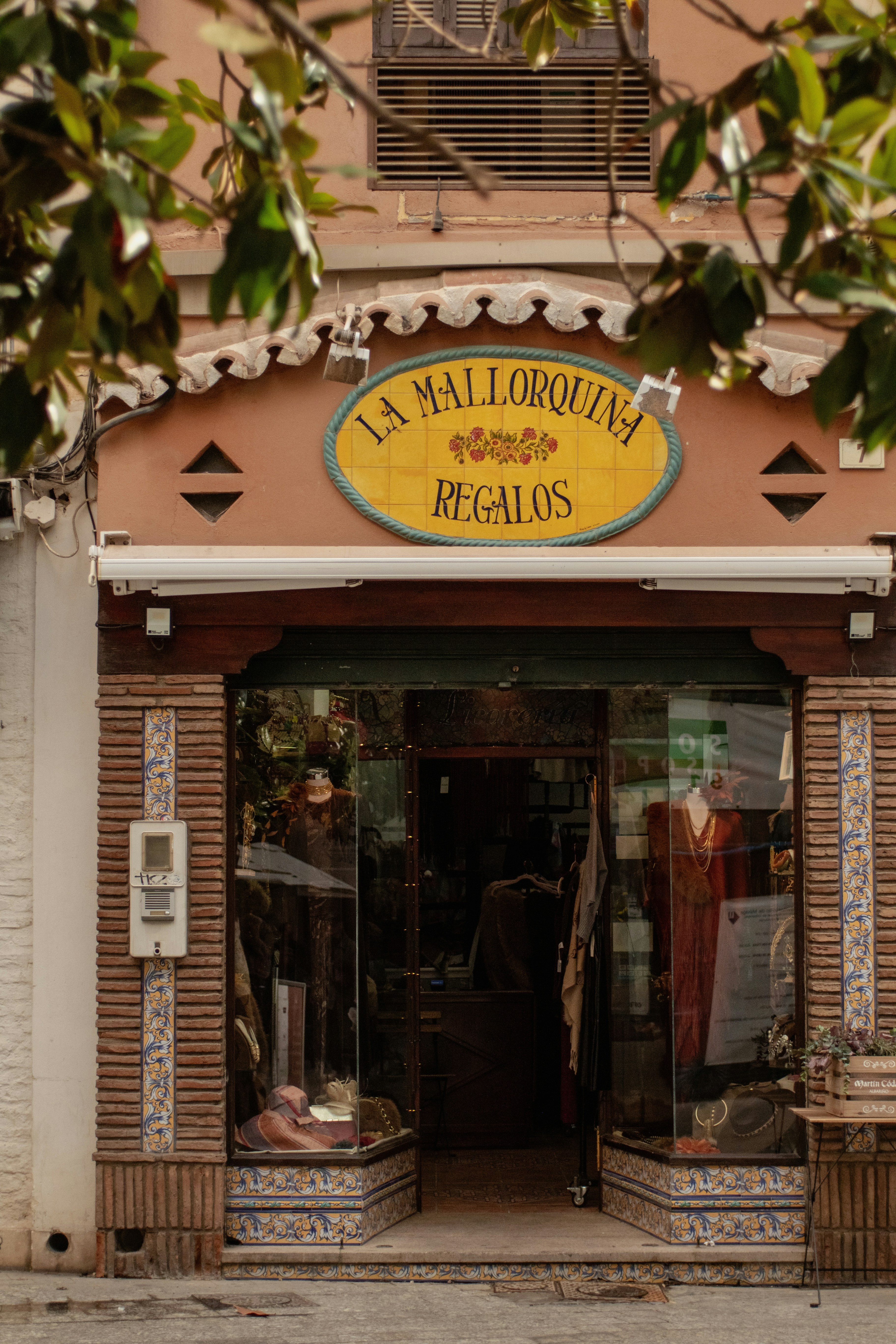 ラ・マジョルキーナ・レガロスショップの華麗な店面。