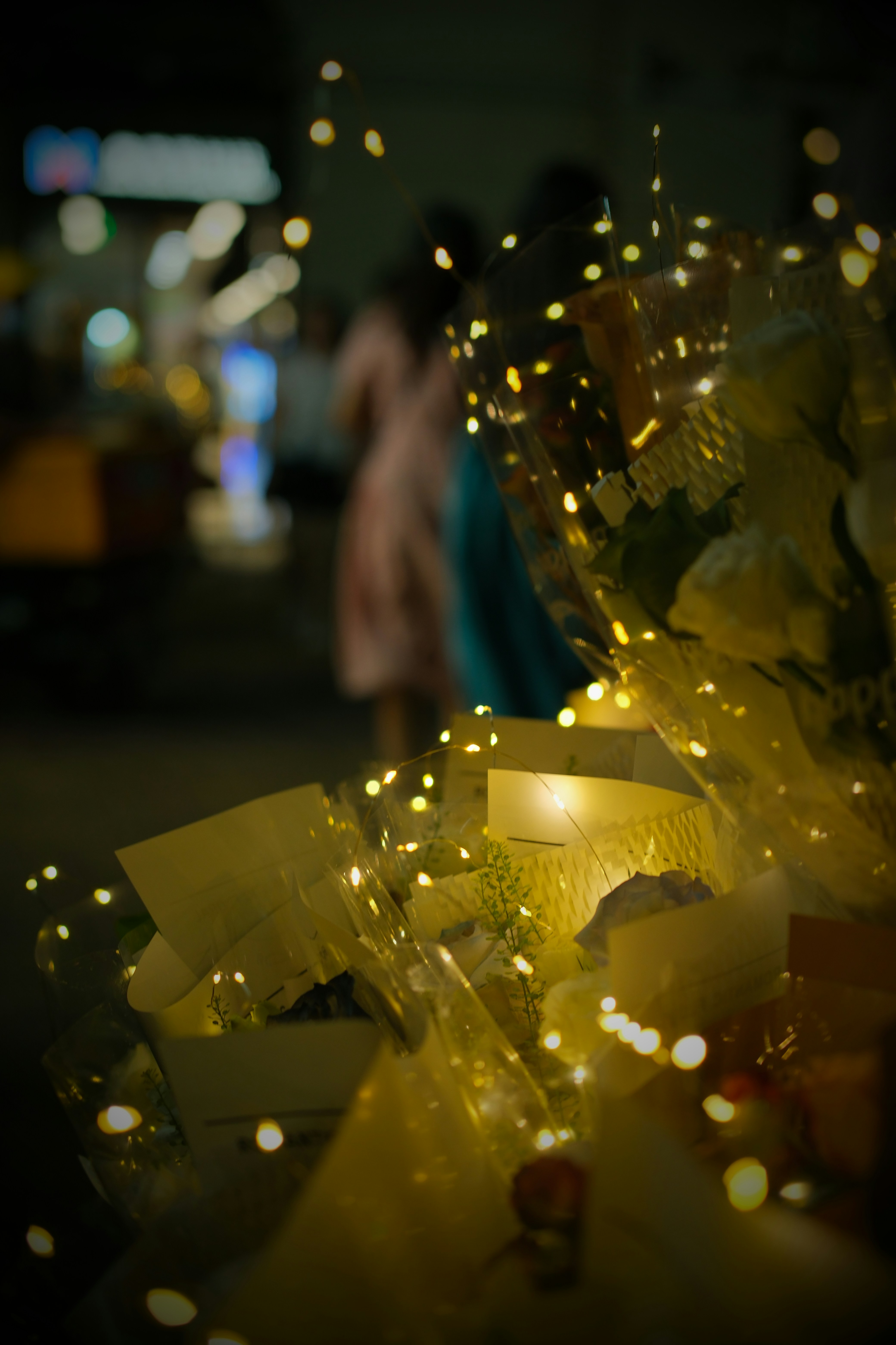 Bouquet enveloppé de lumières avec fond flou