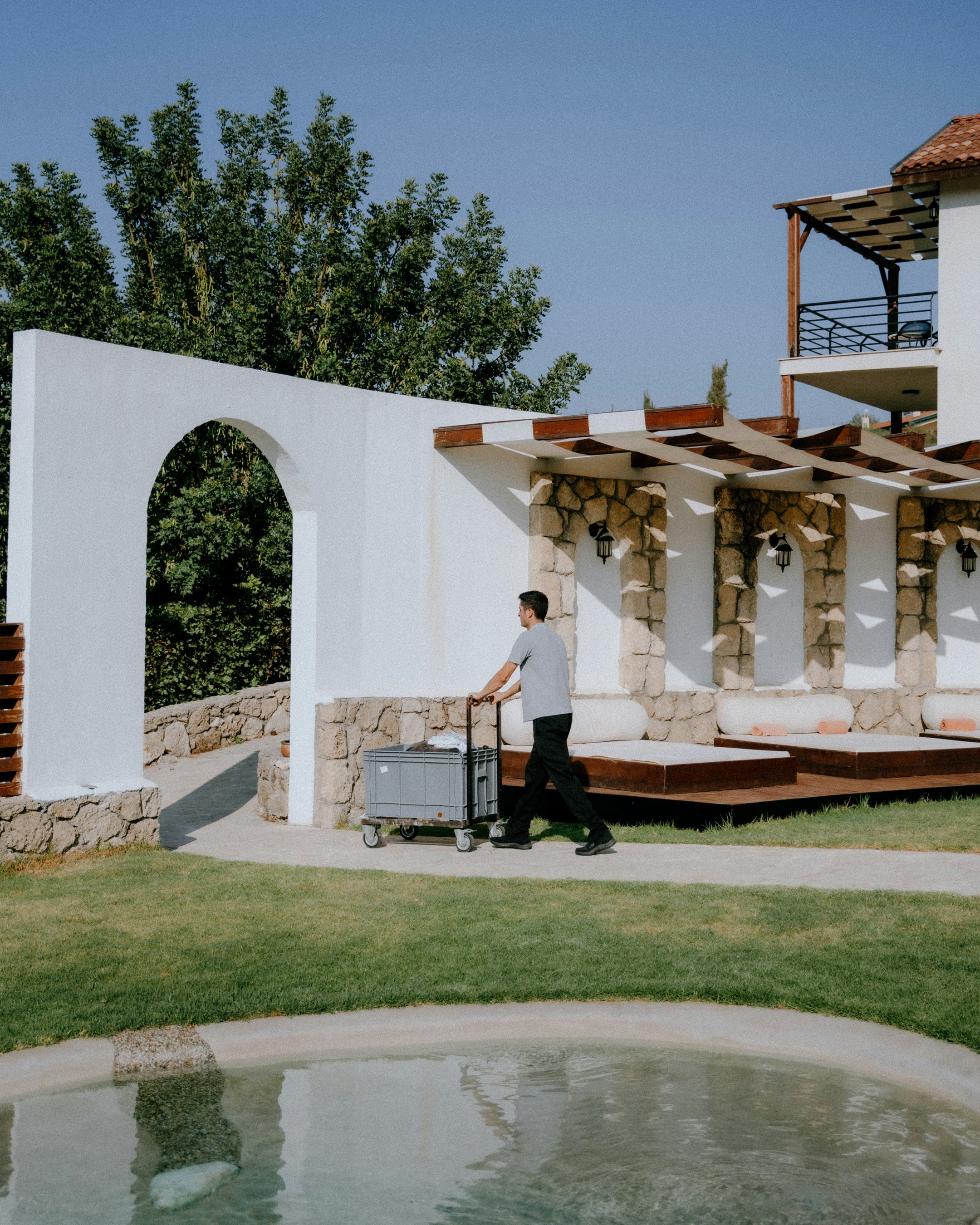 Uomo con la valigia che cammina vicino a un edificio.