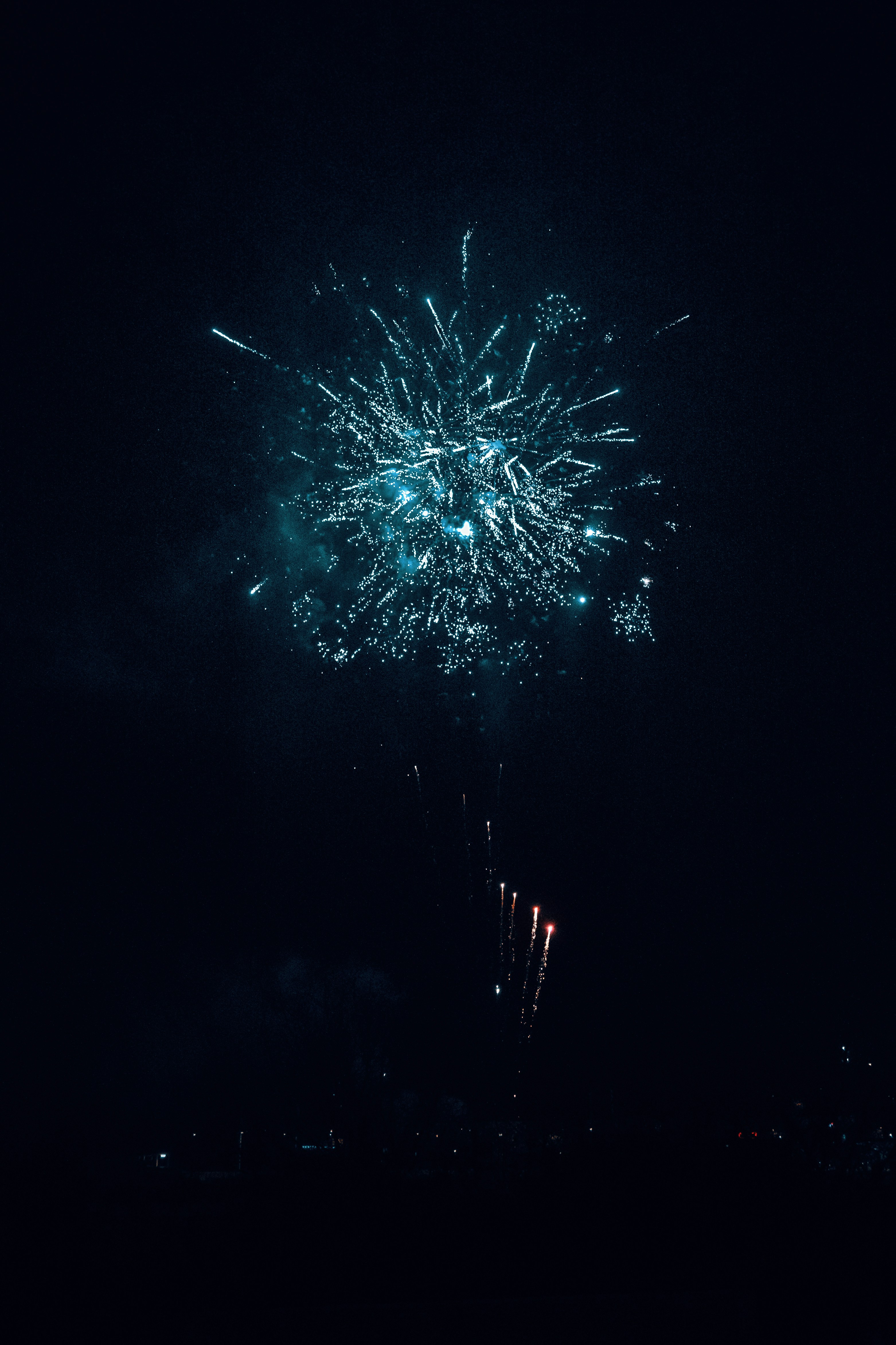 青い花火が暗い夜空に打ち上がる