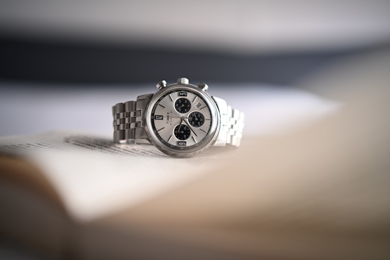 Silberne Chronograph-Uhr mit Metallarmband