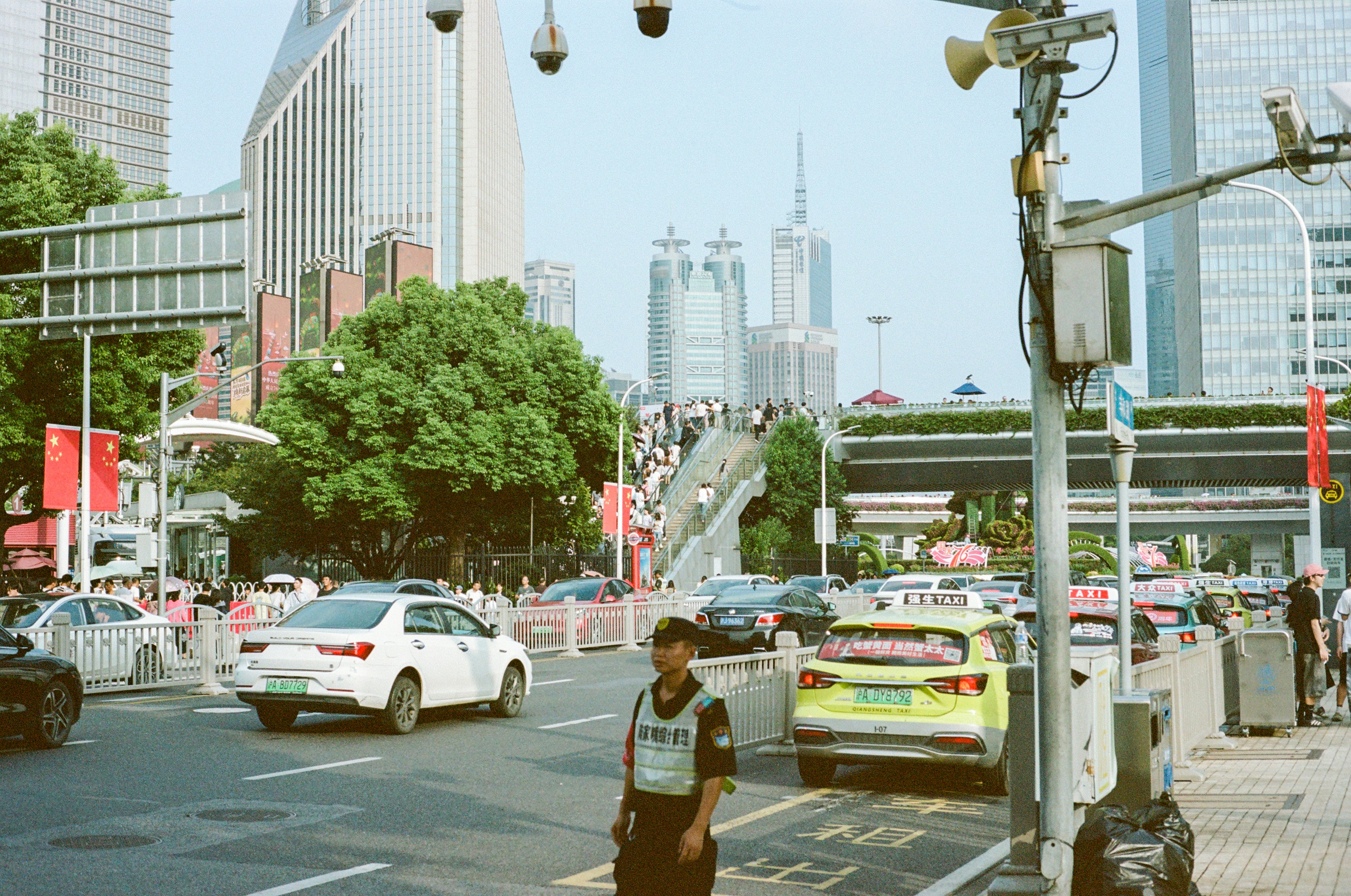 주차위반조회 - Busy city street with cars and pedestrians