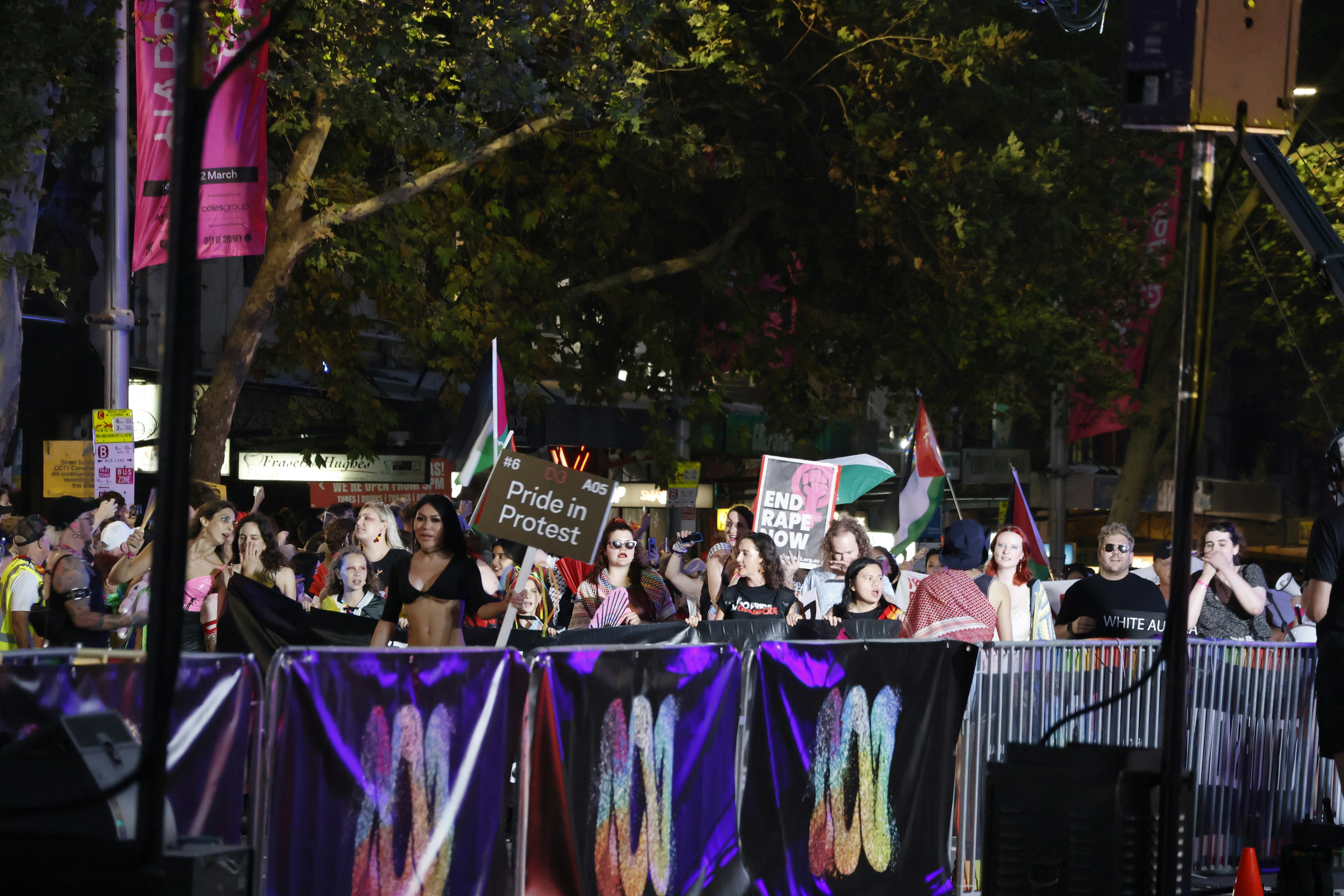 Marcha del Día Internacional de la Mujer con pancartas en una avenida
