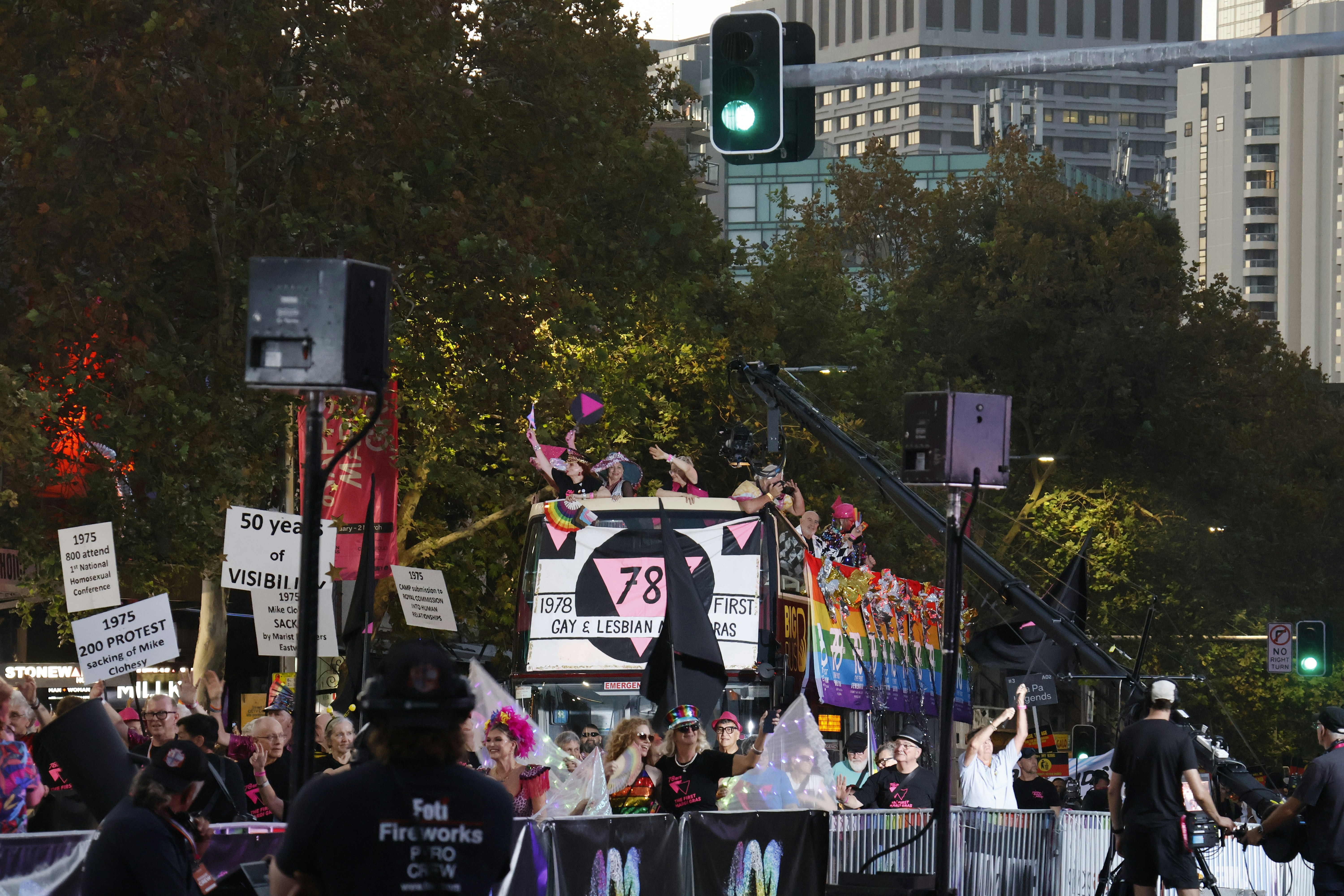 Movilización por el Día de la Mujer en una avenida de Lima