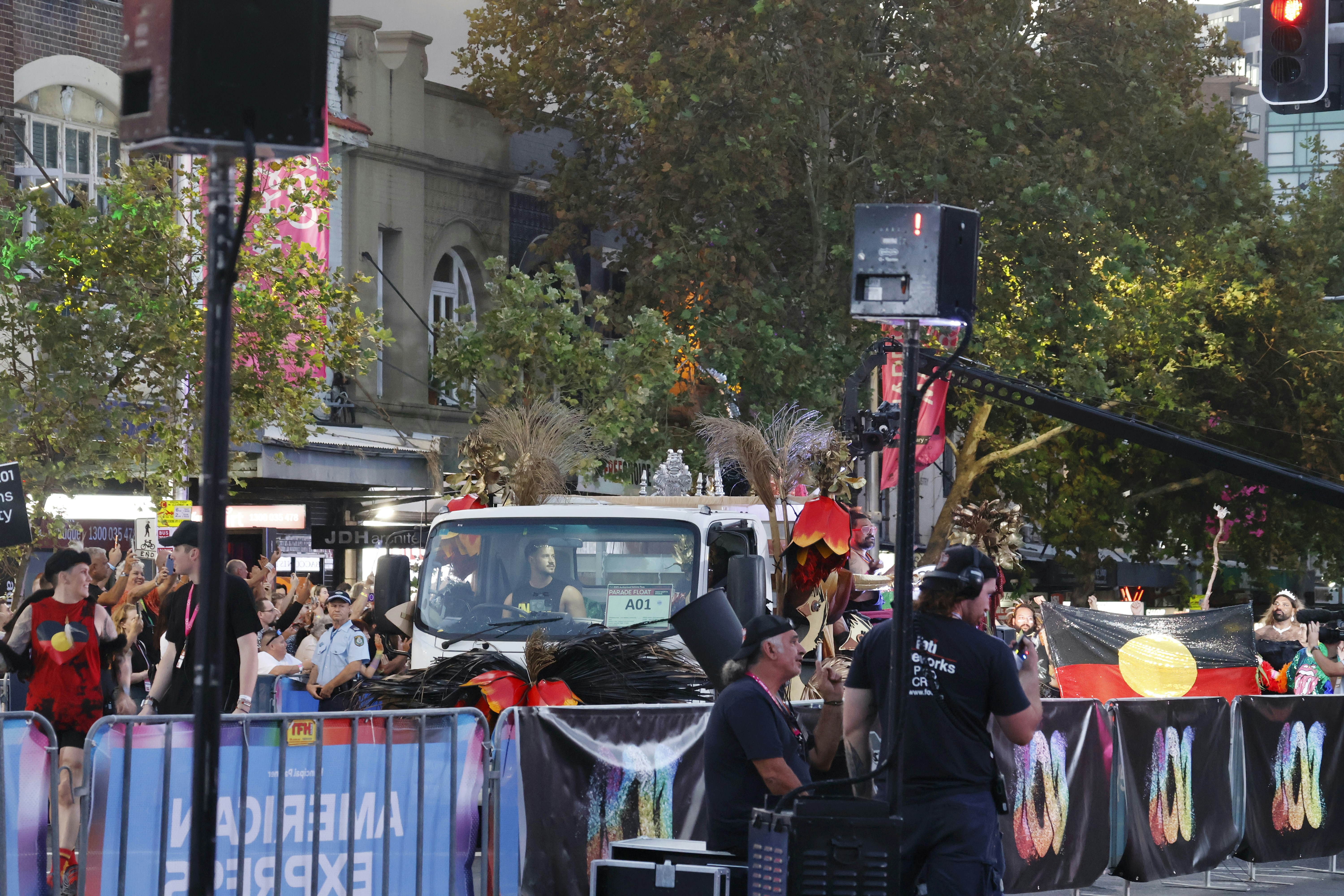 Marcha del 8M con pancartas y banderas en una avenida