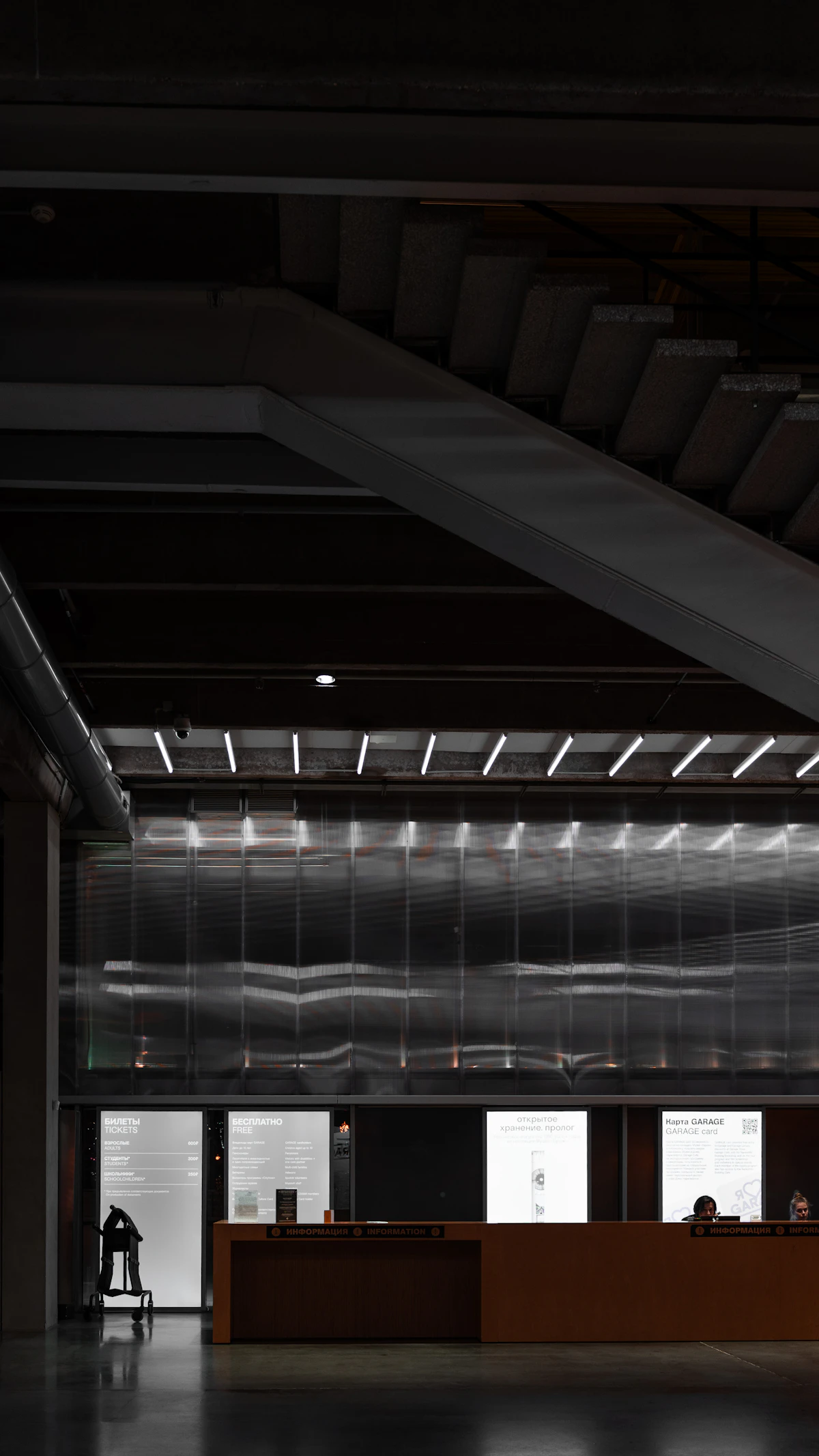 Interior modern dengan meja resepsionis dan tangga.
