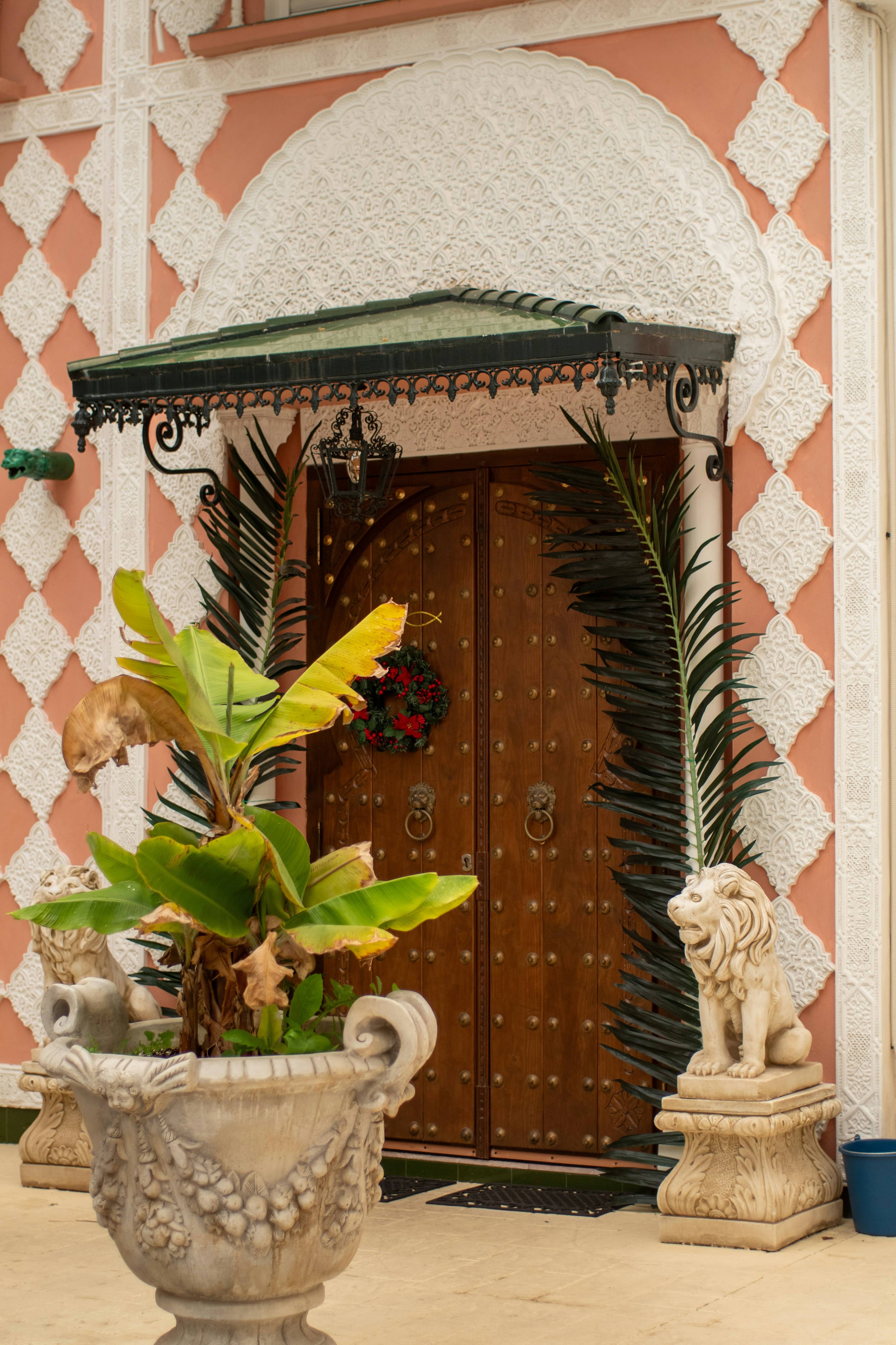 tropical wallpaper closet, wallpaper, Tropical Area Rugs: Style for Your Walk-in Closet 6