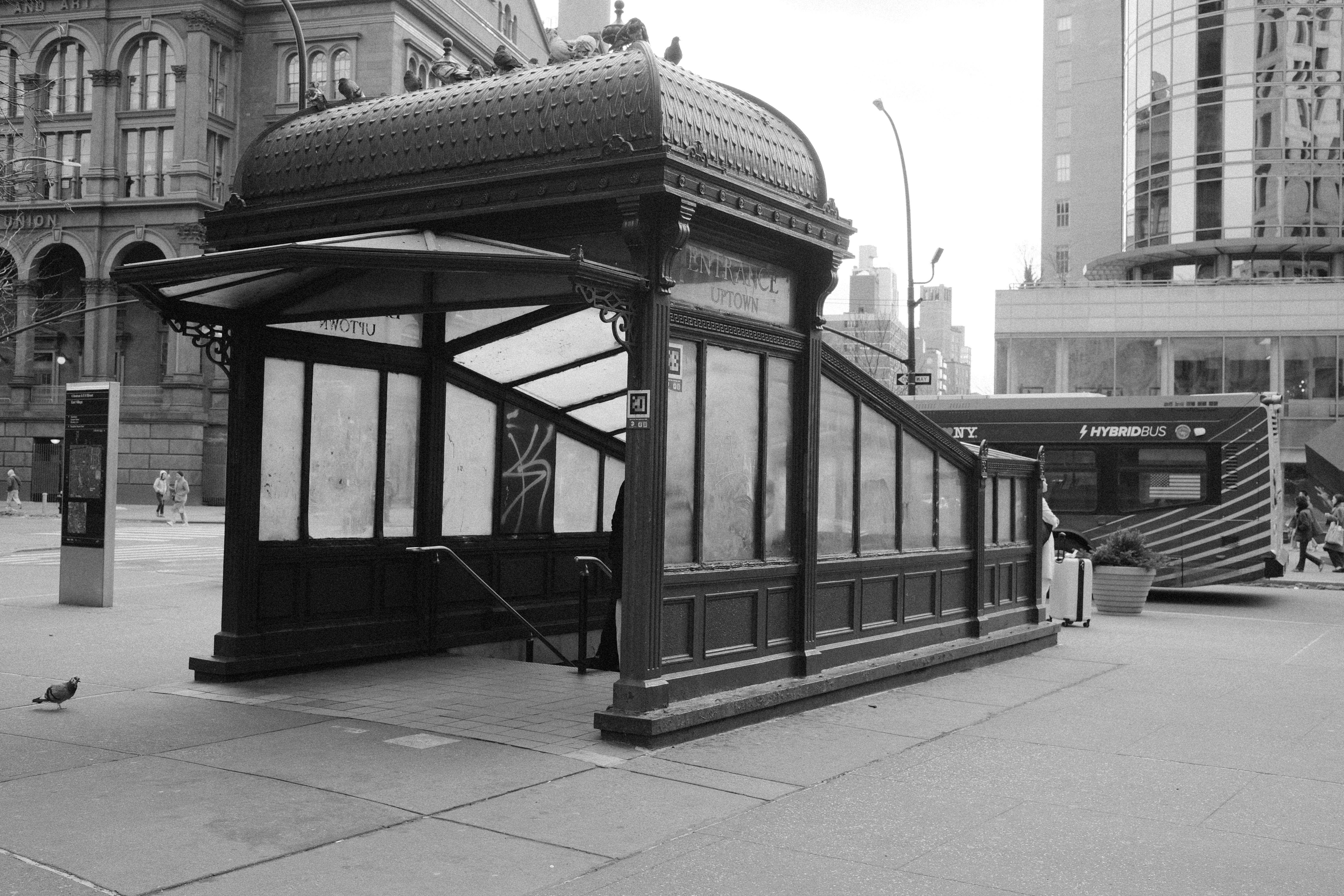 Collaborative Quantum Systems: Enhancing Performance through Hybrid Architectures