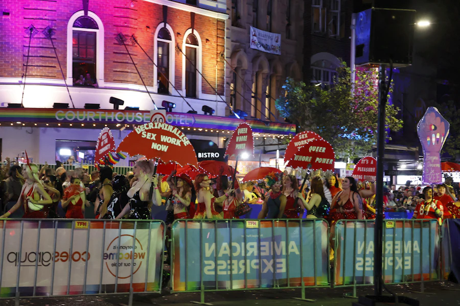 藍天下的雪梨港灣大橋
