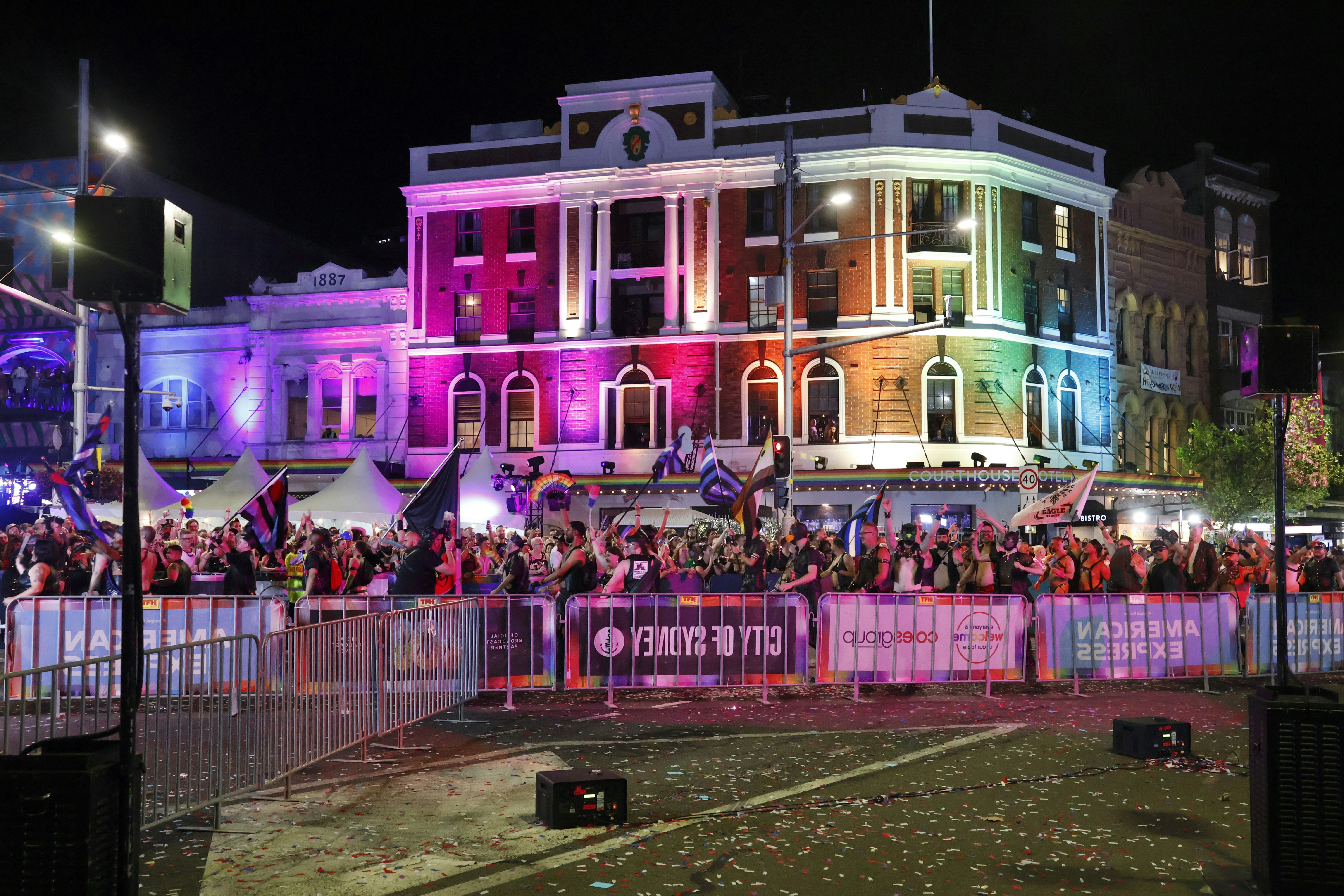 Bâtiment illuminé par des lumières arc-en-ciel lors d’un événement nocturne