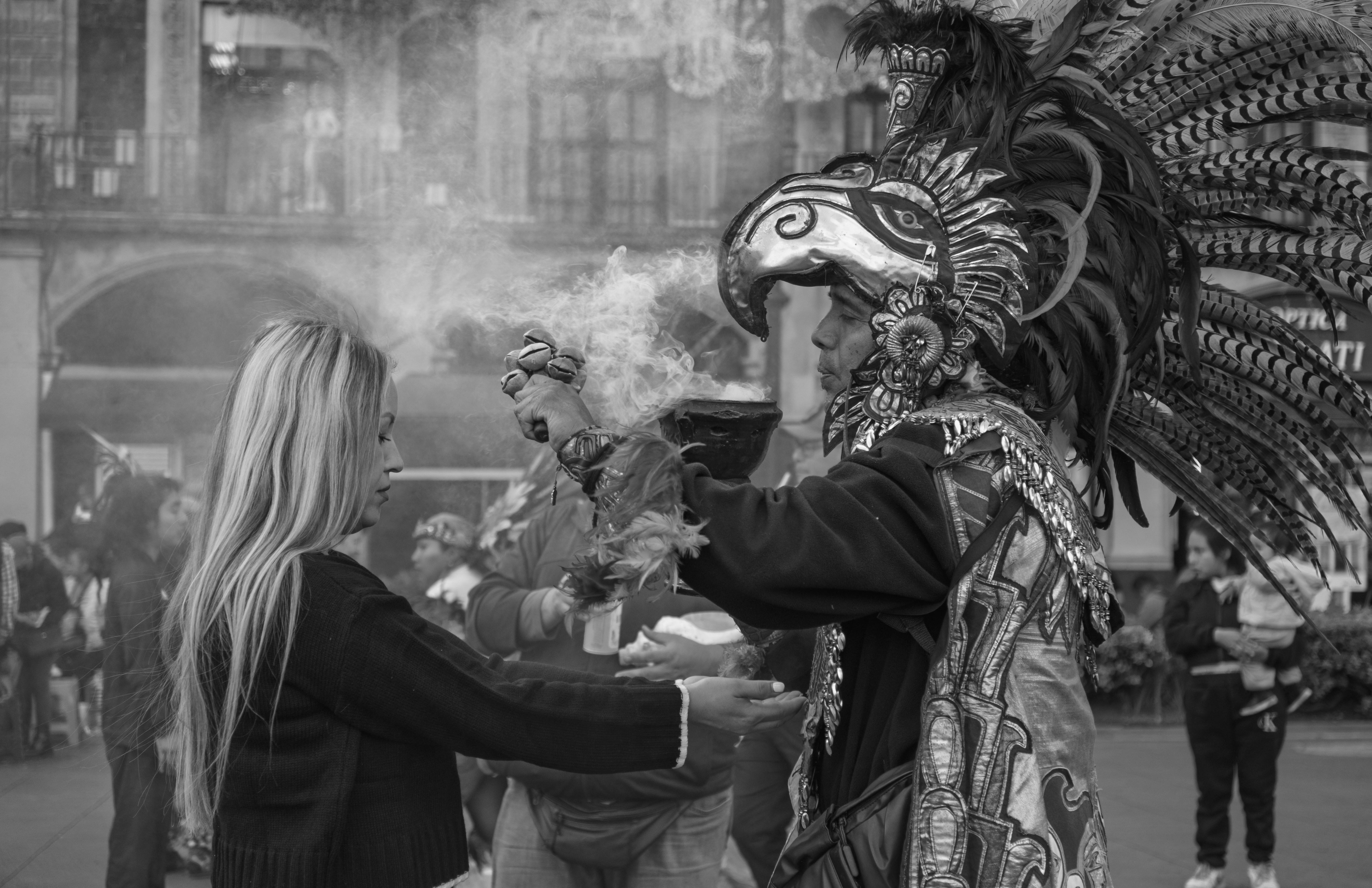 Une femme reçoit de la fumée d’un artiste en costume