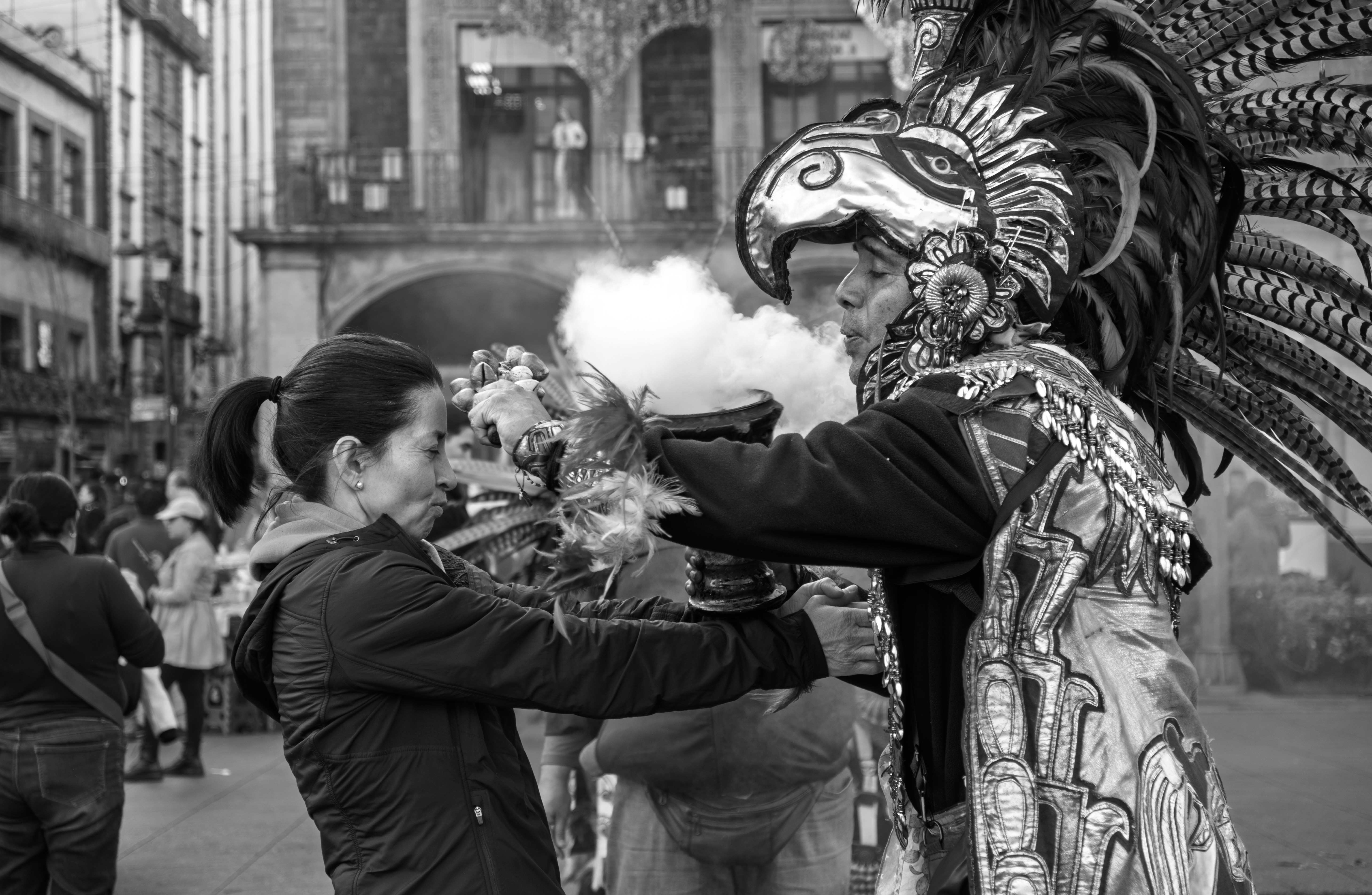 Une personne en costume élaboré interagit avec une autre personne.