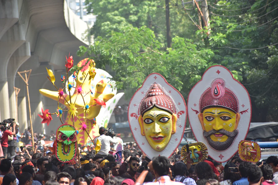 盧克班街道兩旁房屋掛滿五彩kiping裝飾