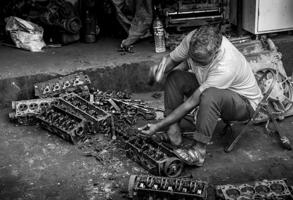 Mains préparant des pièces de moteur