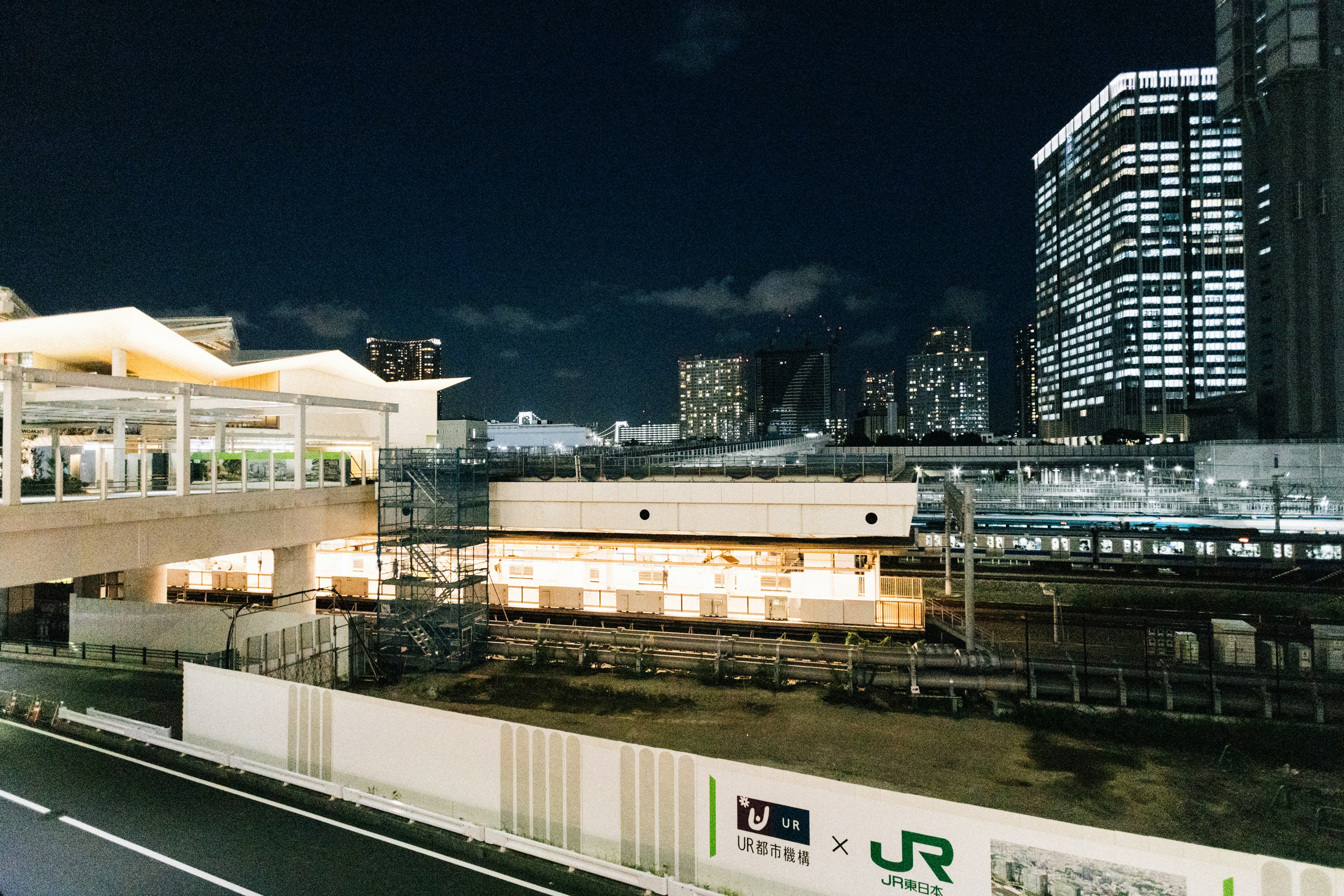 夜の照明に灯る建物が特徴の現代的な都市景観。