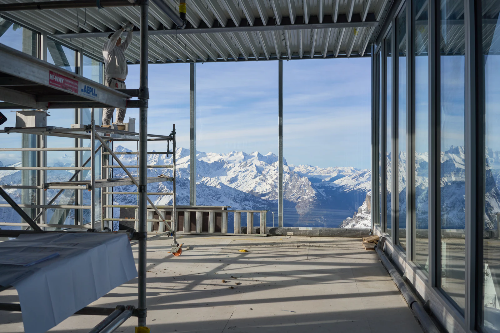 Baustelle mit Blick auf die Schweizer Alpen