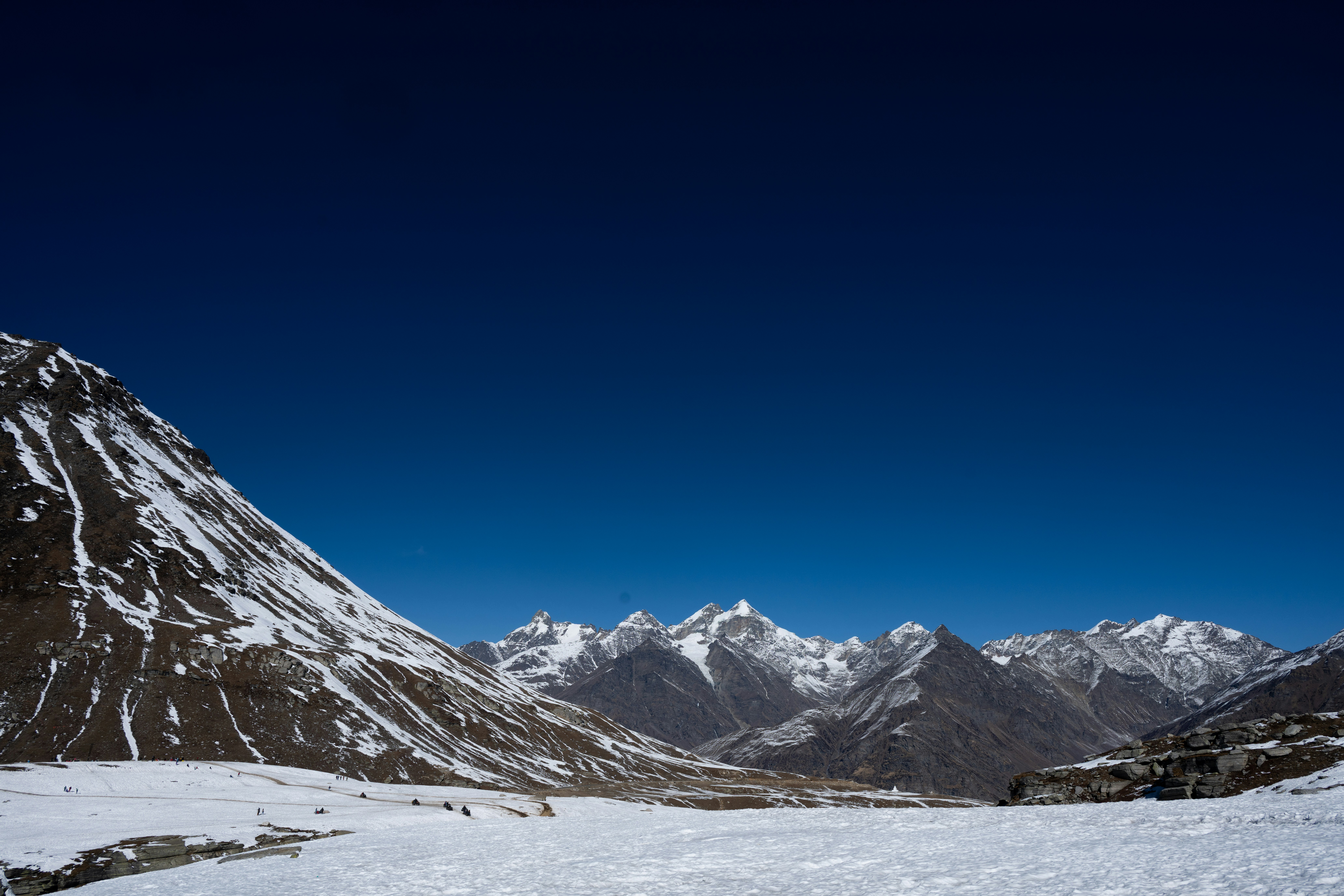 Schneebedecktes Gebirge unter klarem blauen Himmel