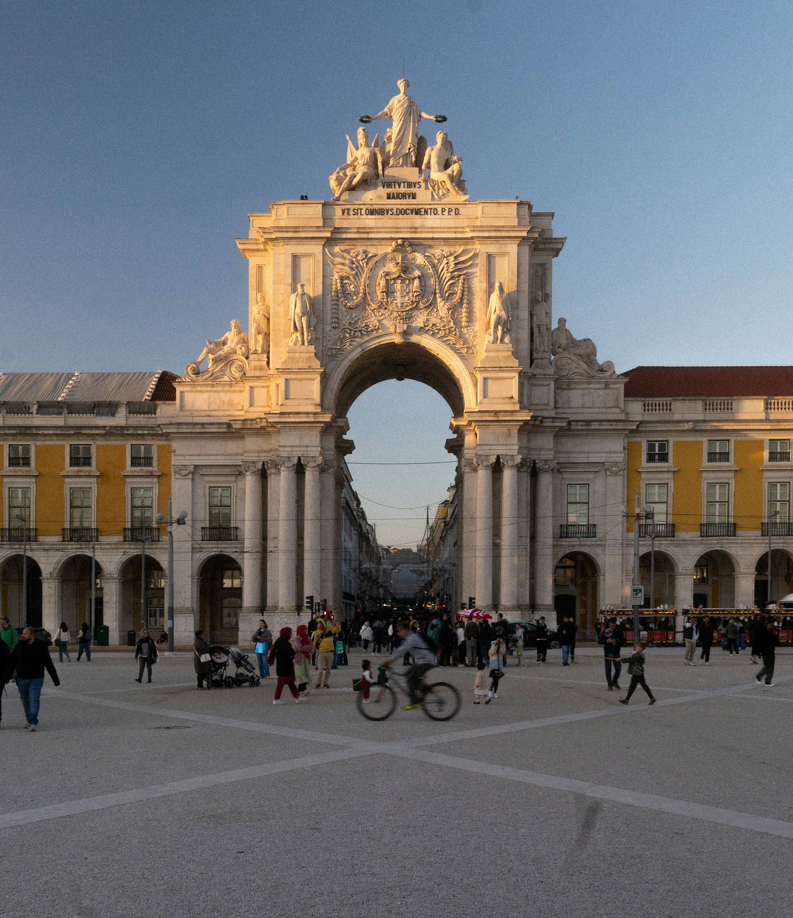 Arco da rua augusta with people in lisbon square