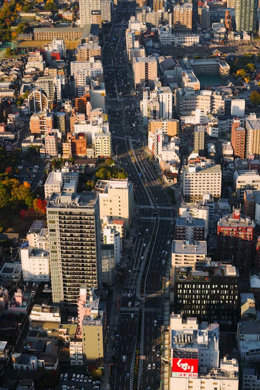 日本都市大道俯瞰的密集街廓與車流