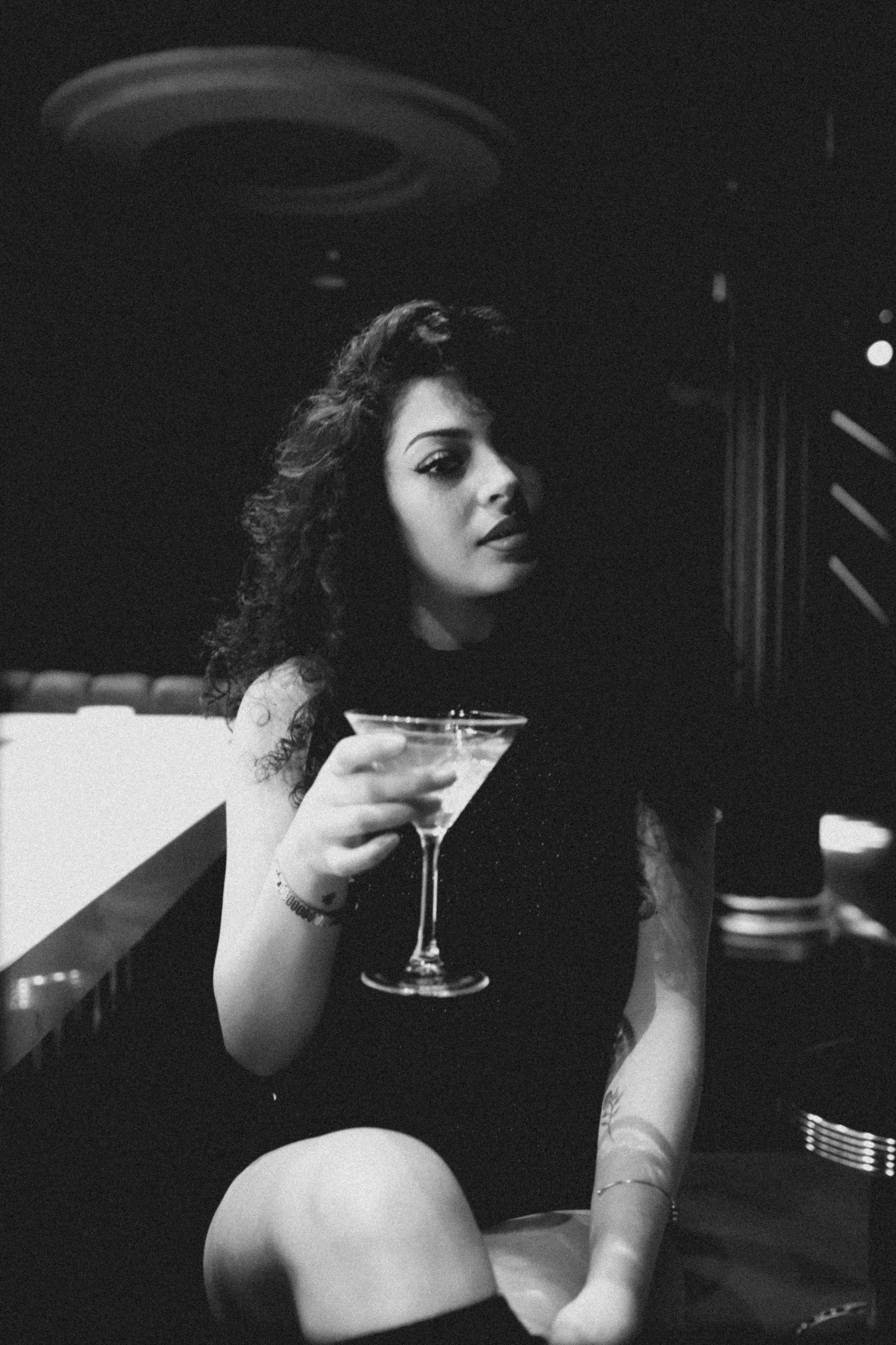 Loş barda martini tutan kadın