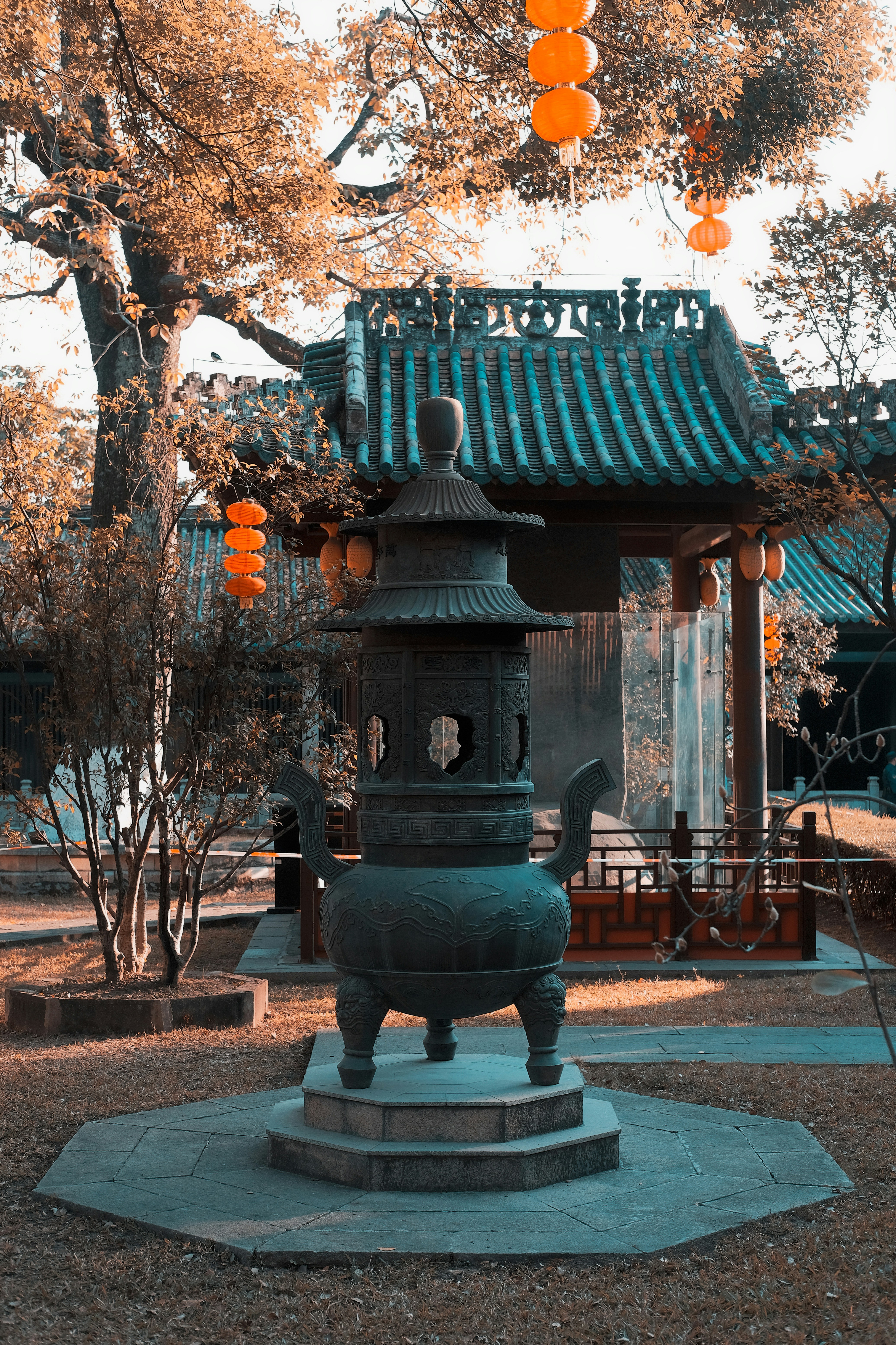 고요한 사원 정원에 있는 고대 청동 향로.