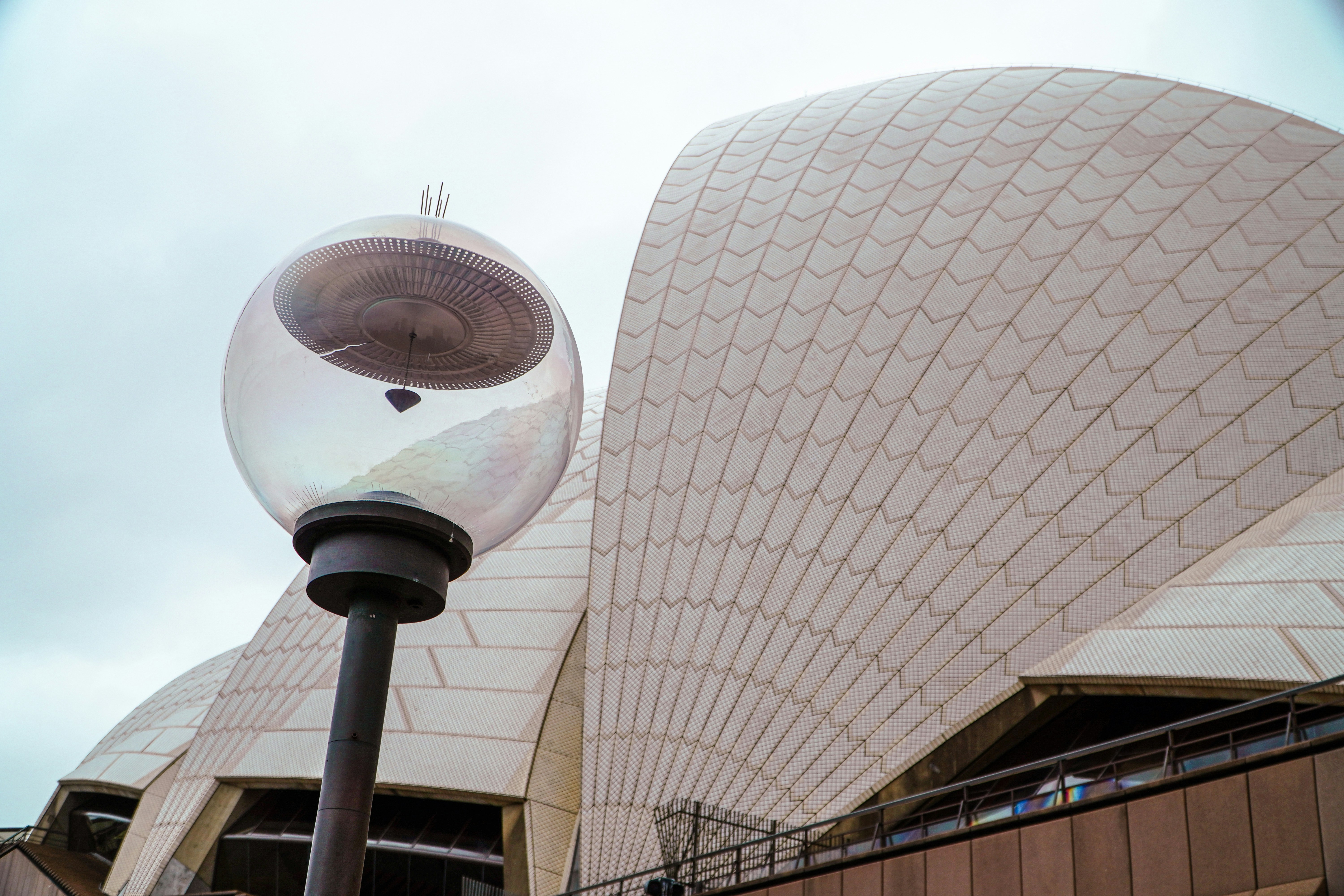 Opéra de Sydney avec un lampadaire au premier plan