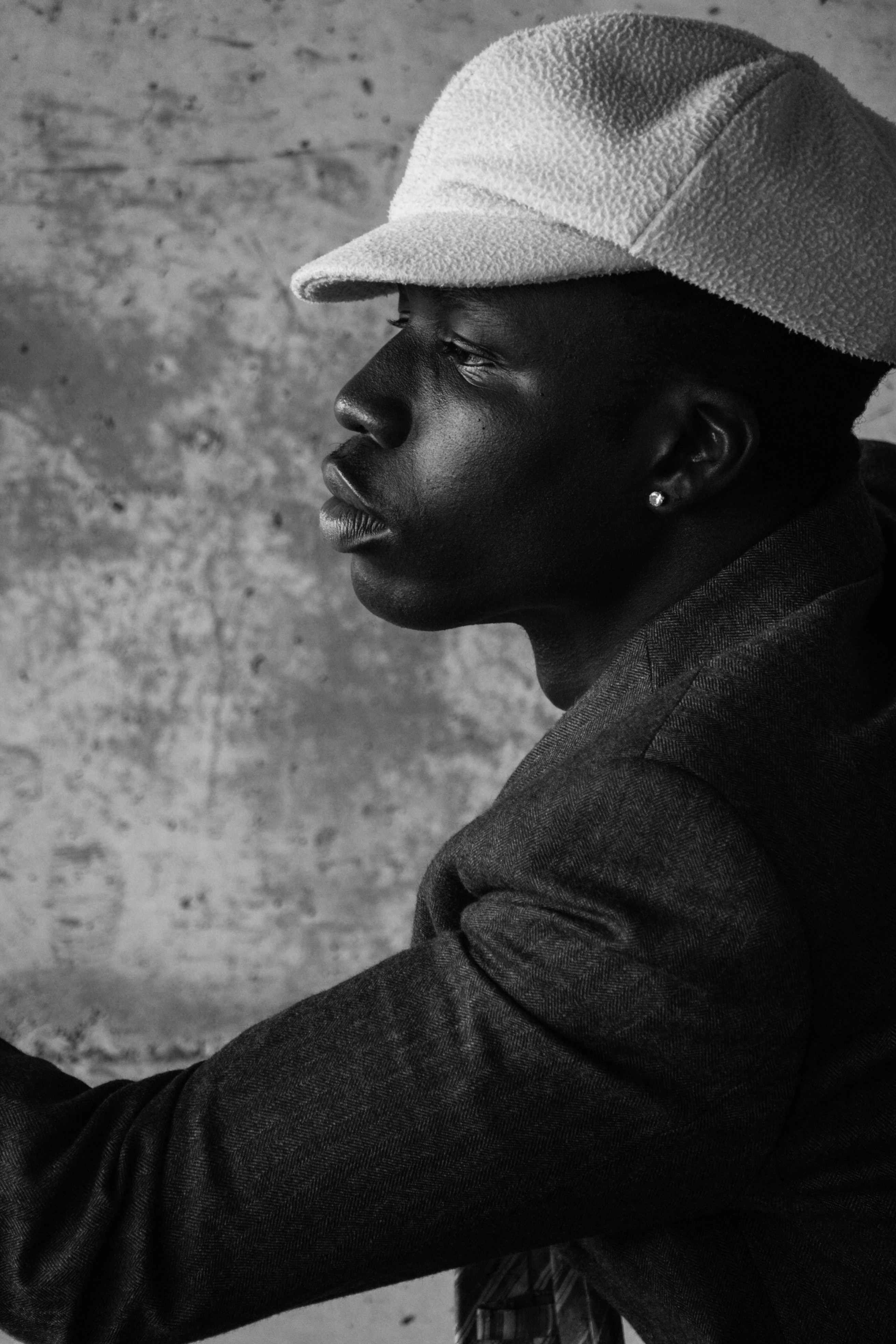 Jeune homme portant une casquette et une veste