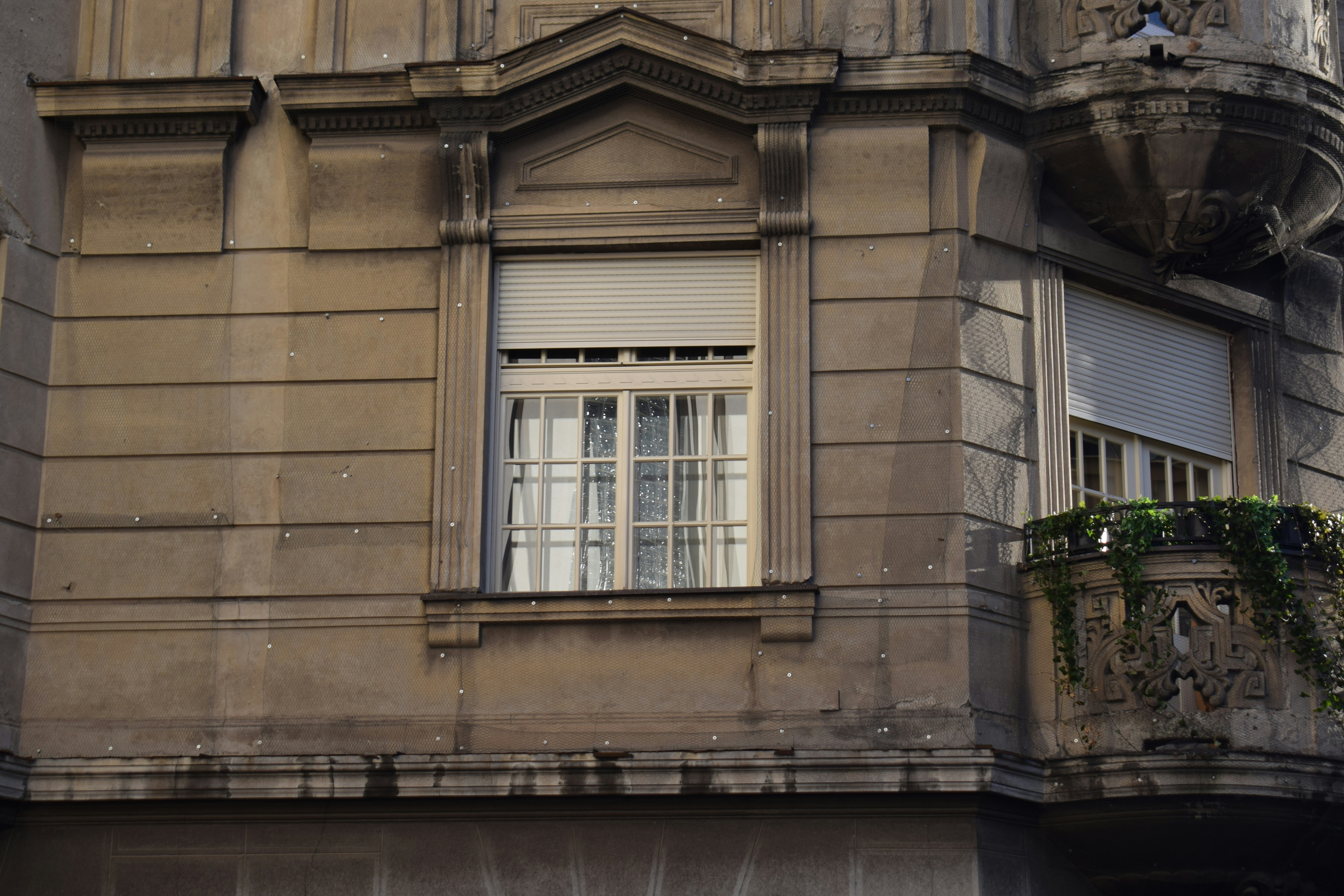 Primer plano de la fachada de un edificio antiguo con una ventana.