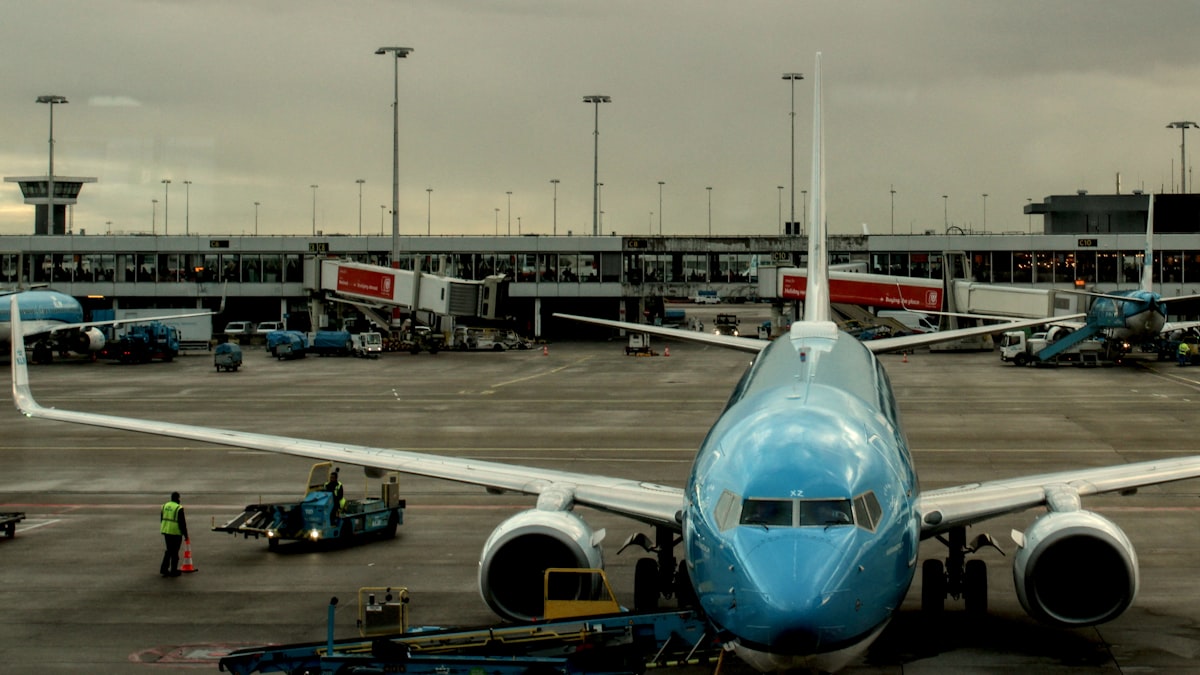 Avion sur le tarmac et ambiance aéroport premium (17)