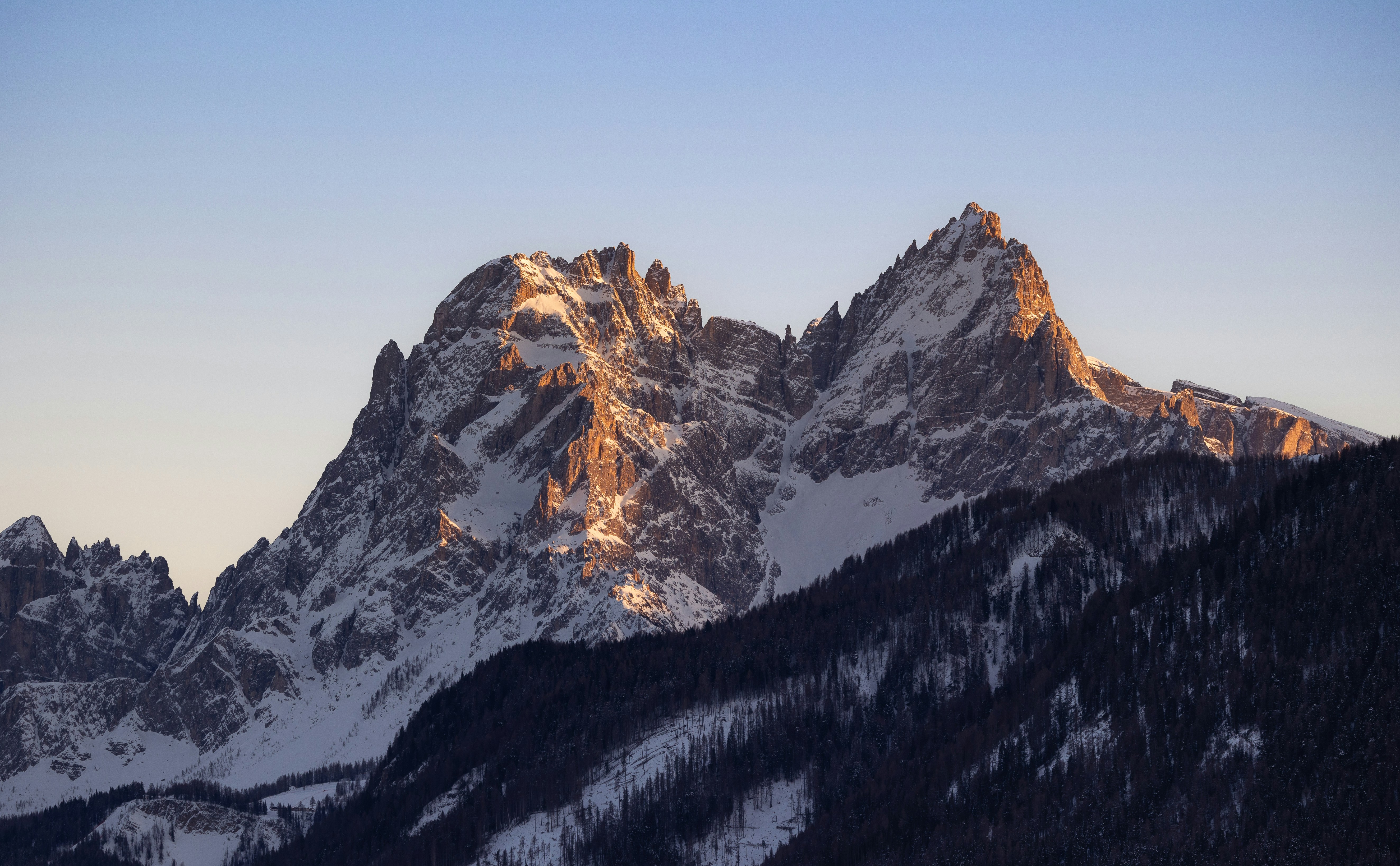 Montagne innevate illuminate dalla luce dorata dell'alba foto – Immagine  gratis di Catena montuosa su Unsplash, image size:3000x1856