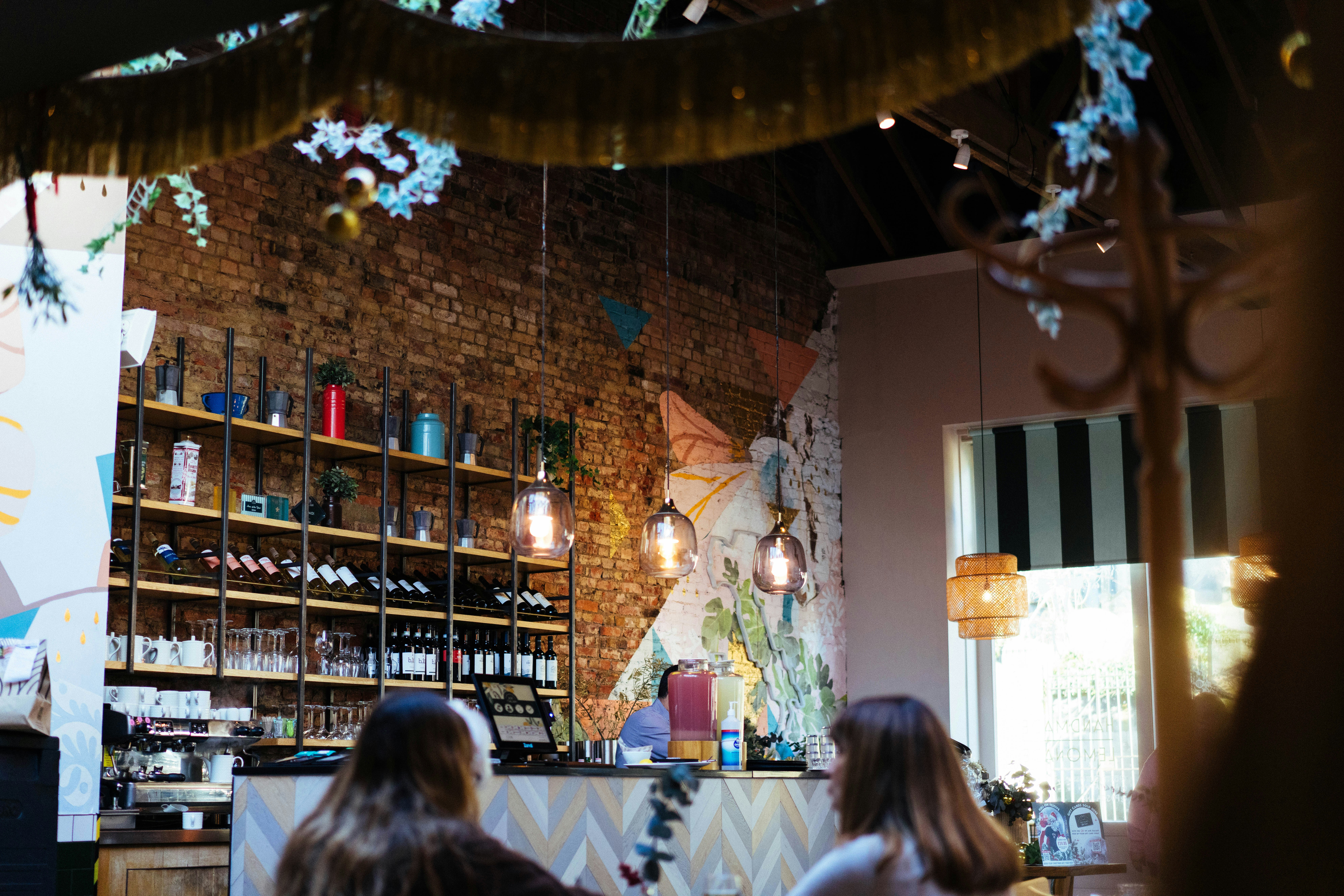 Gente en el mostrador de una tienda peculiar y decorada.