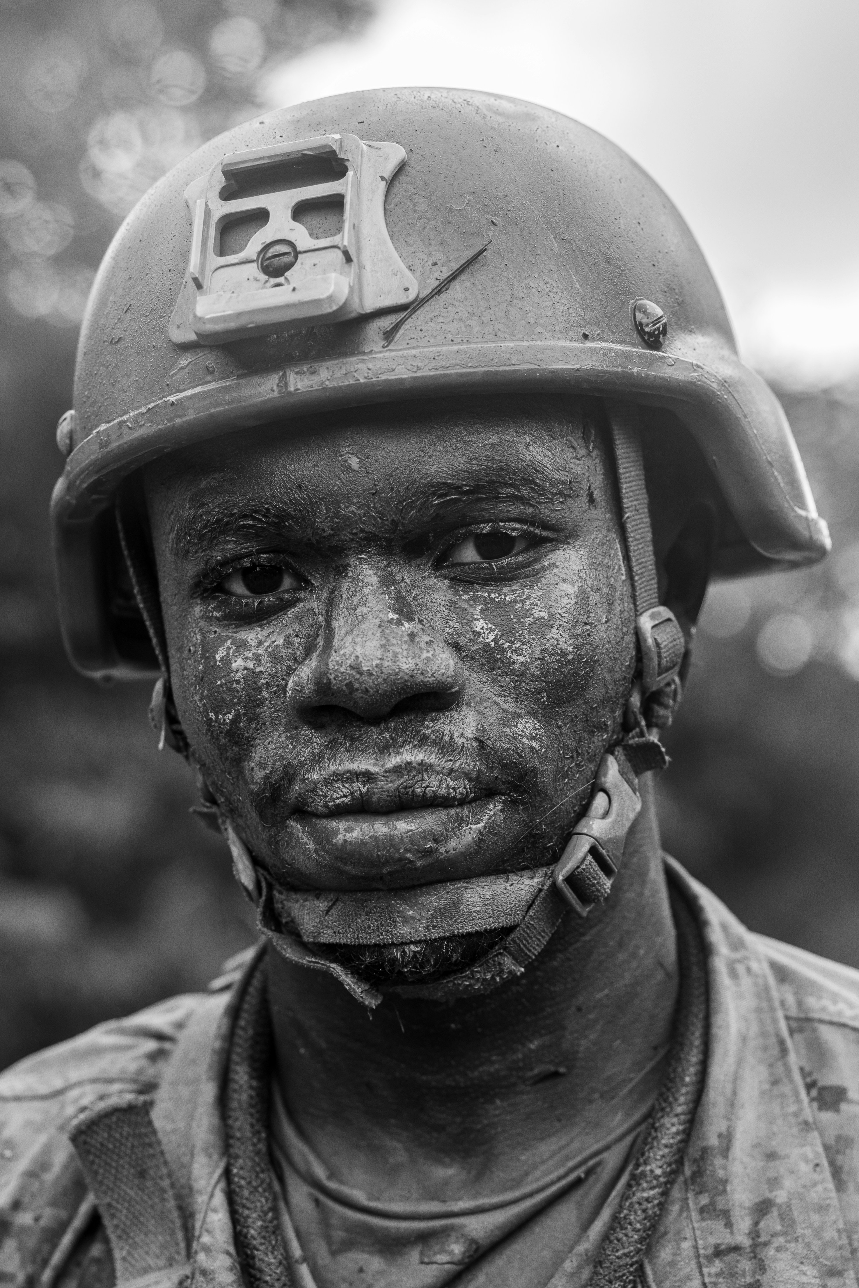 Le visage d’un soldat couvert de boue et de saleté.