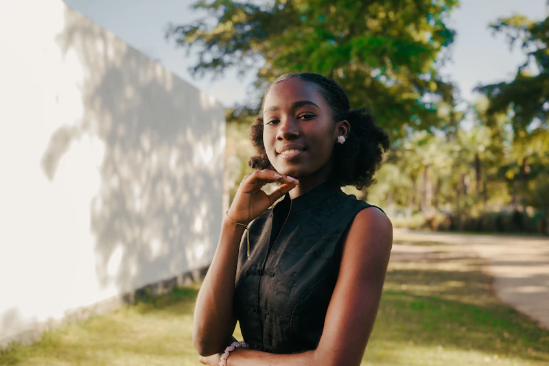 mujer sonriente al aire libre con pared blanca