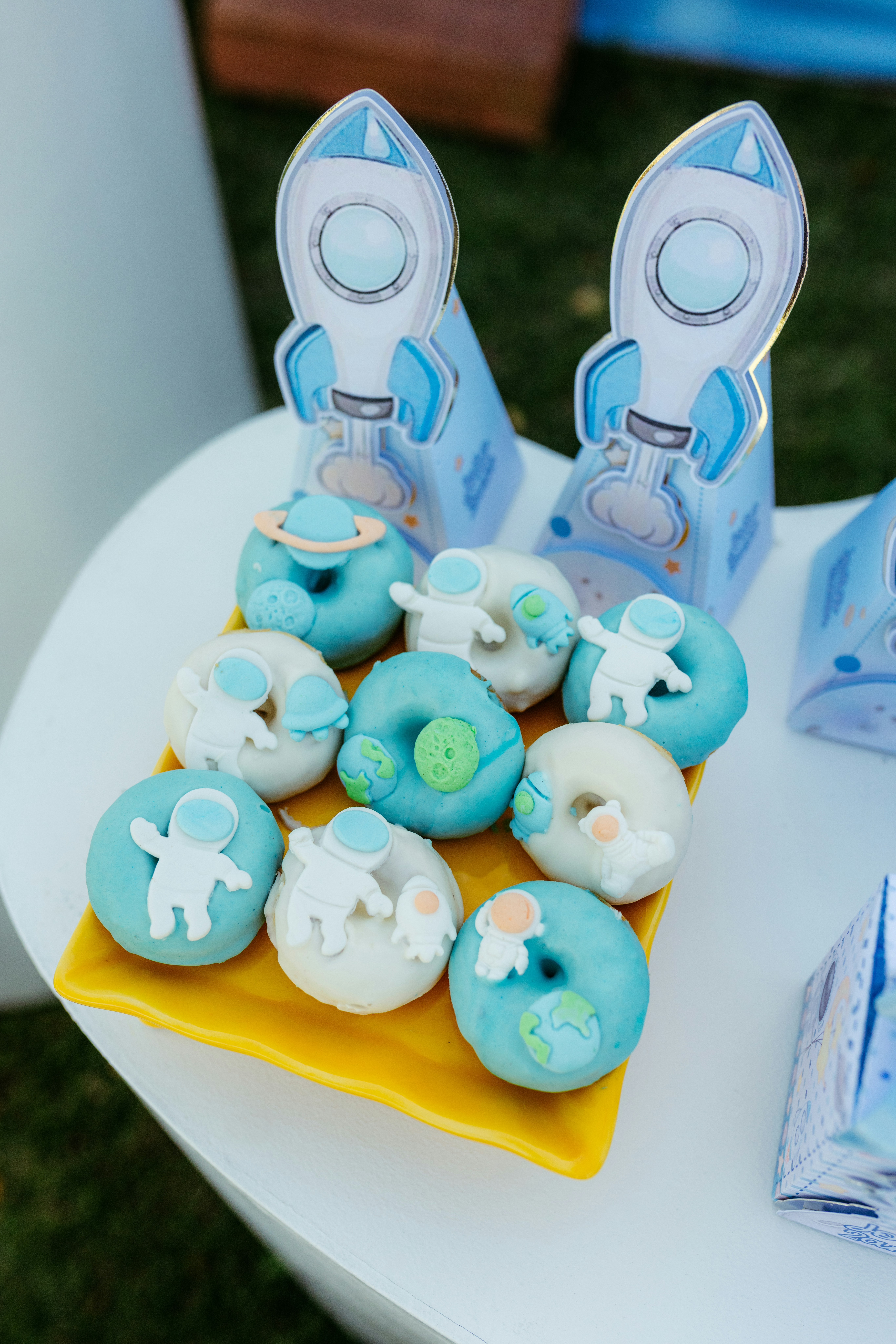 Donuts décorés thème spatial avec astronautes et planètes