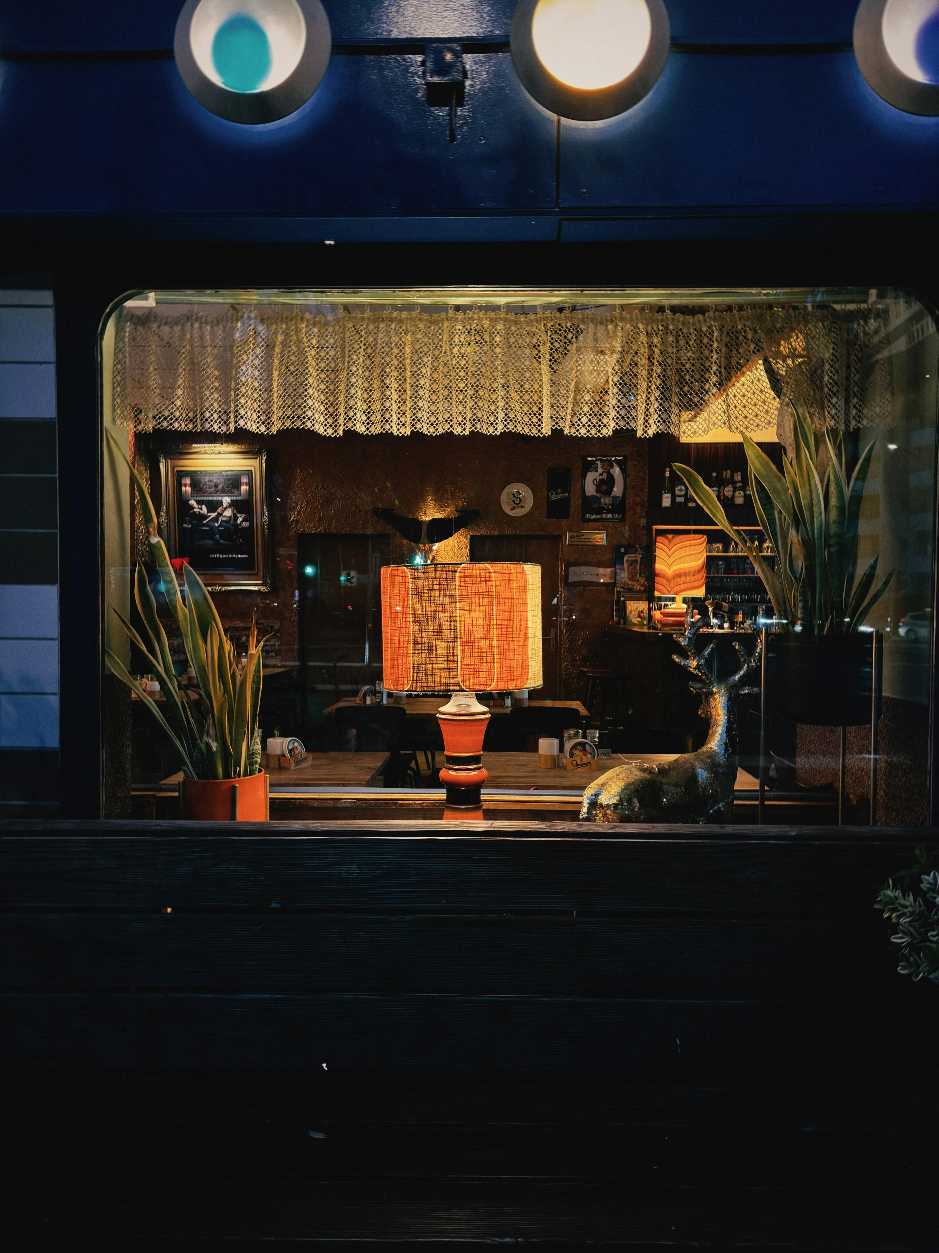 Estatua de ciervo en un escaparate tenuemente iluminado