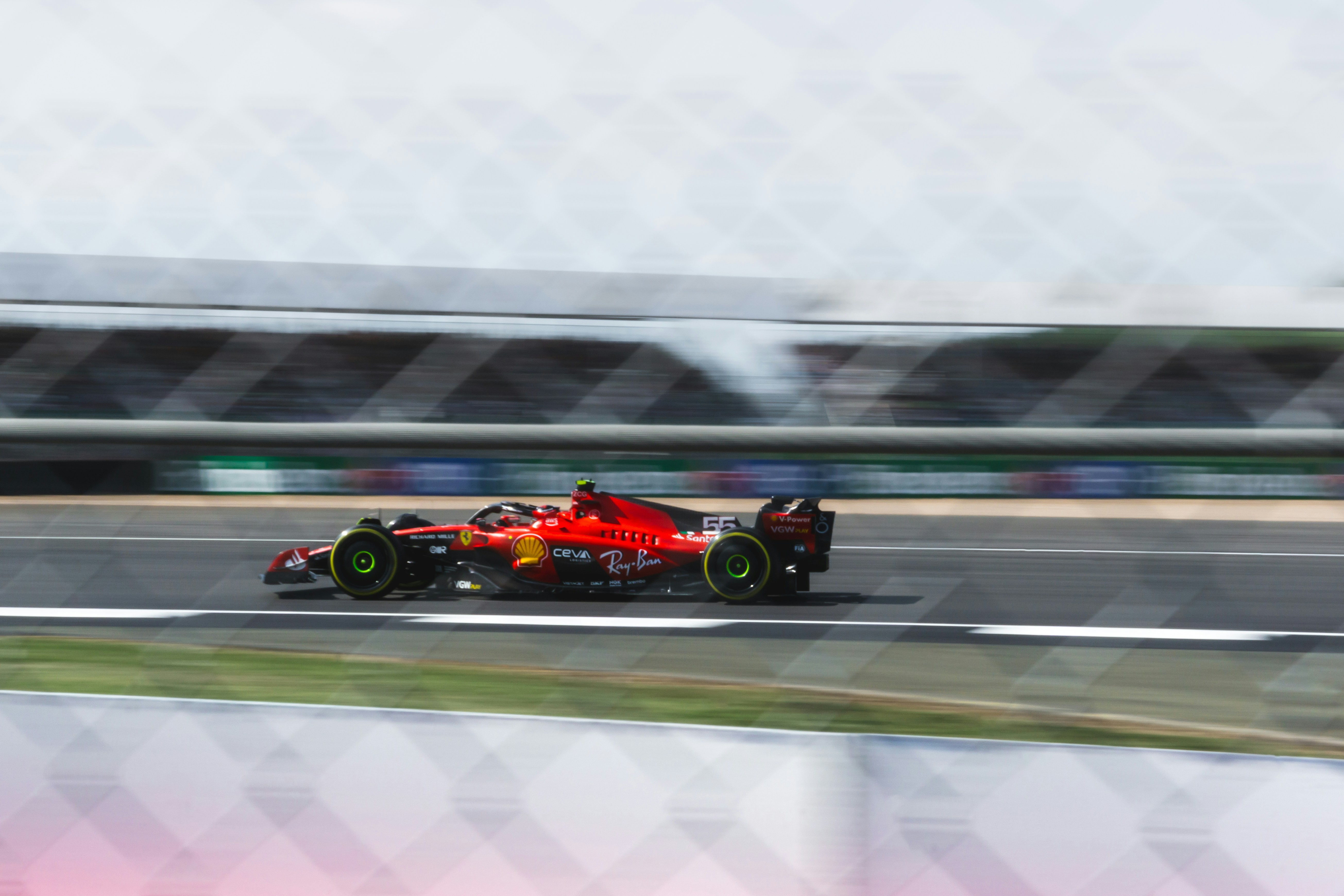 Leclerc renova com a Ferrari e confirma fé no projeto para voltar ao topo da F1 — Fórmula 1