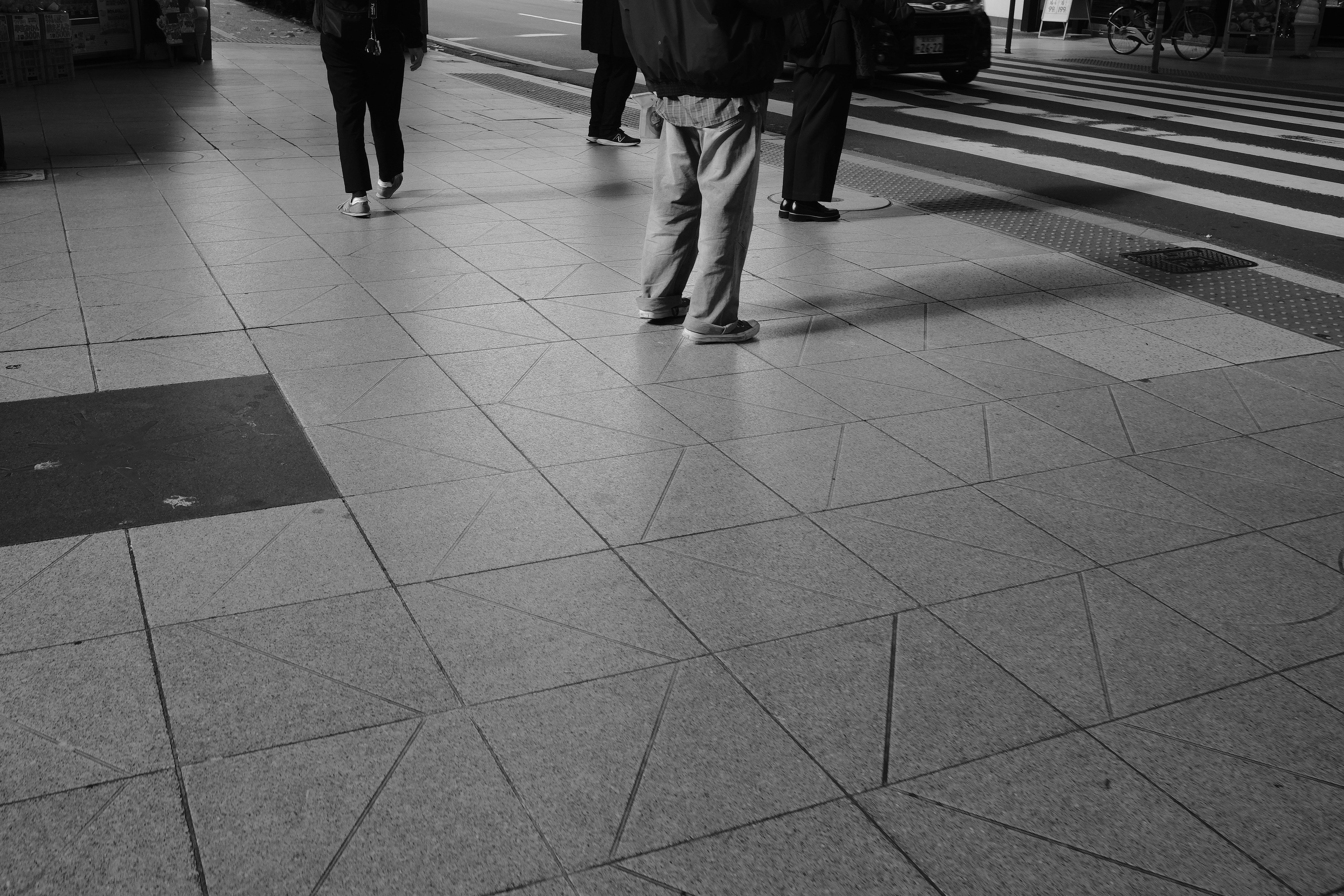 하루 5천보만 걸어도 좋아지는 몸 변화 - Pedestrians walking on a tiled sidewalk near a crosswalk.