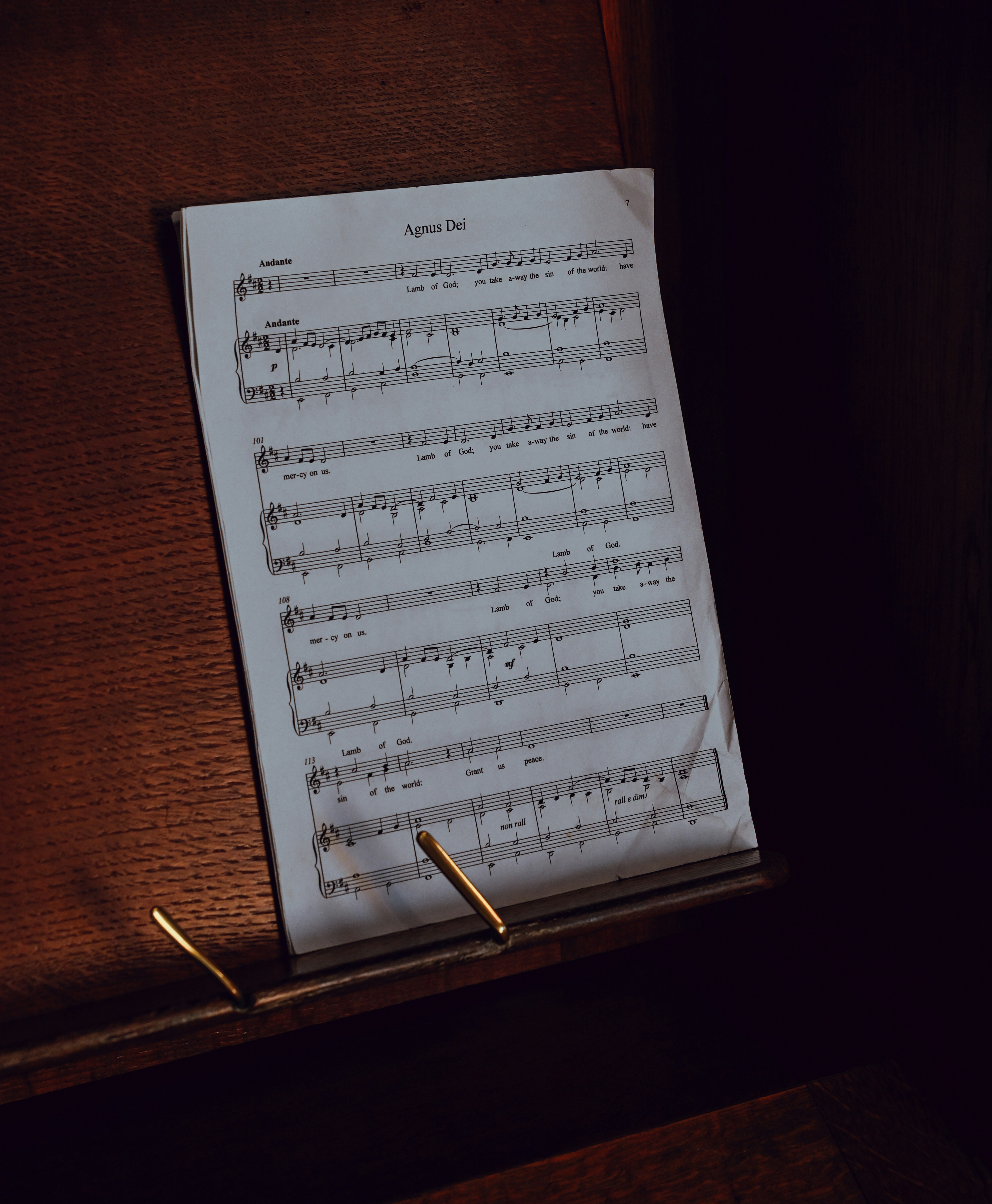 Partitura em um suporte de madeira.