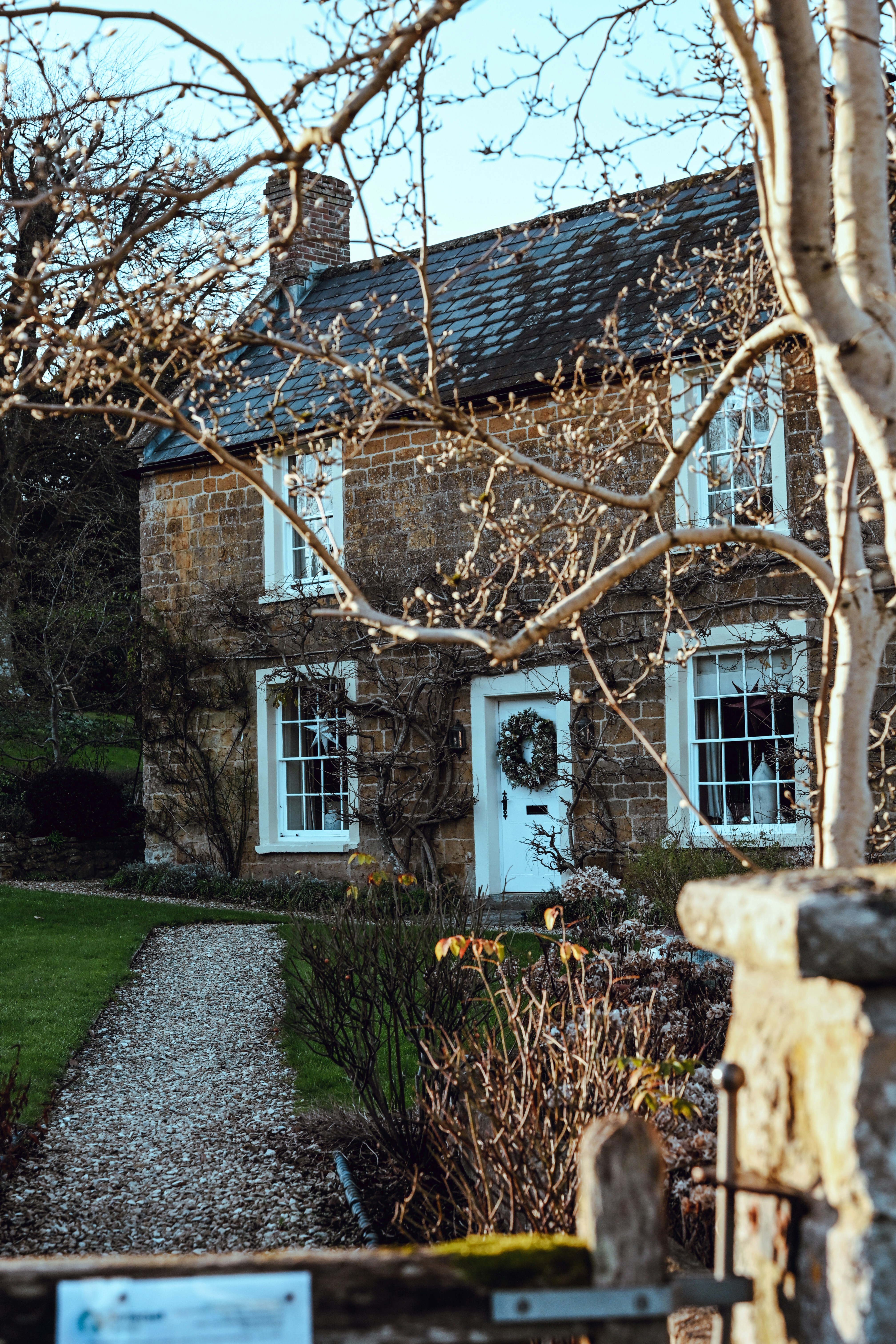 Cabana de pedra com uma guirlanda na porta.