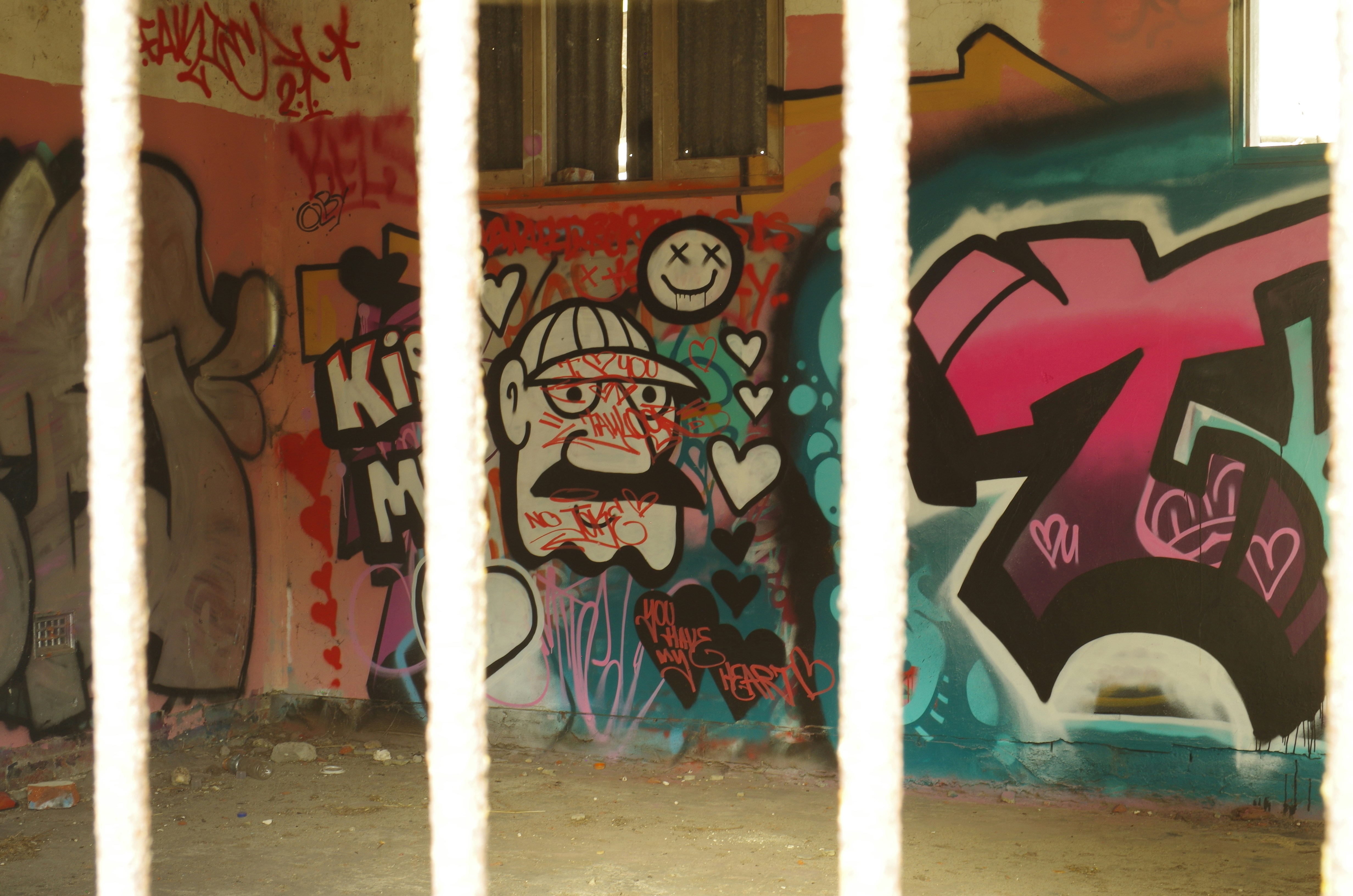 Pareti coperte di graffiti in una stanza abbandonata